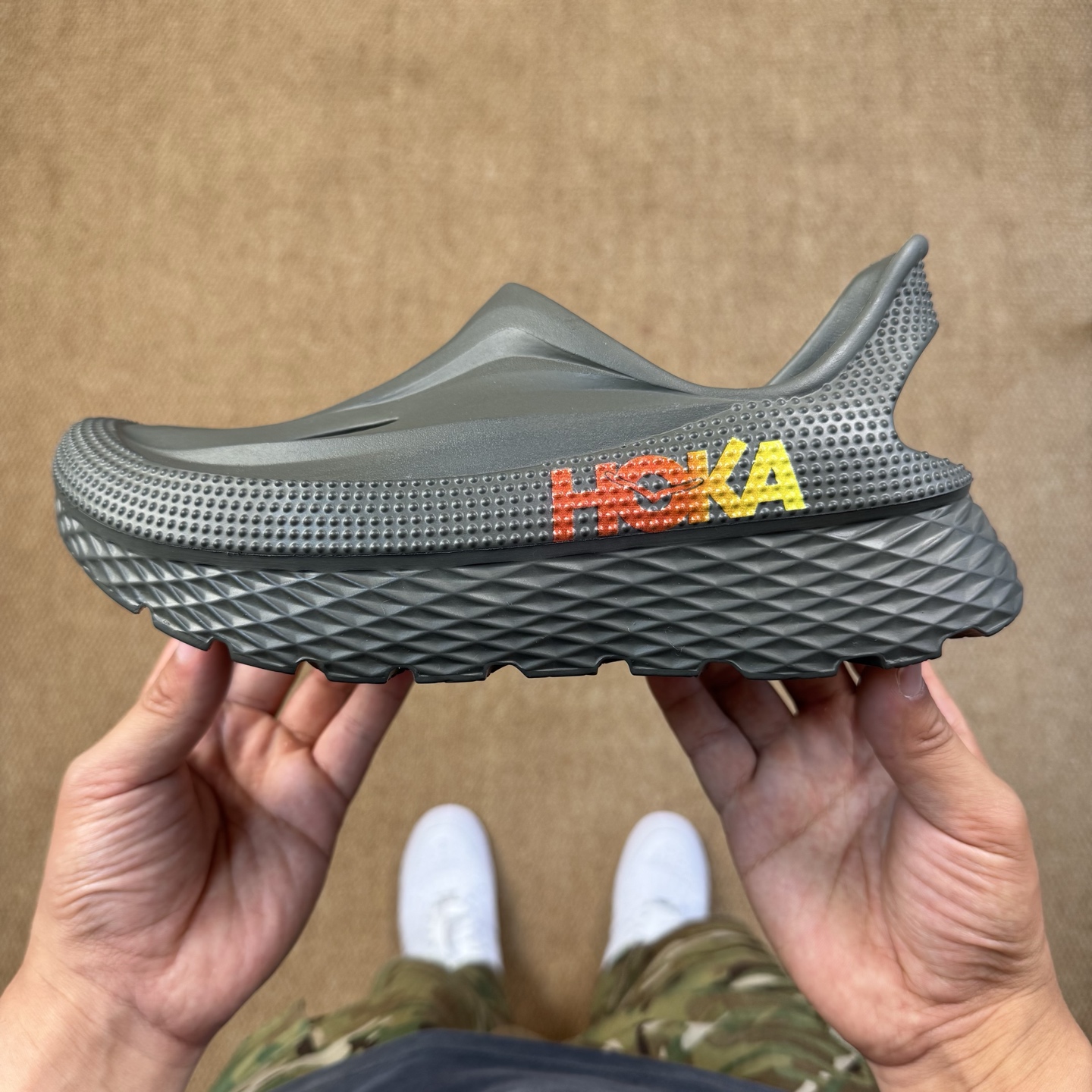  
HOKA ONE ONE 洞洞鞋4色！
莞产裸包，品质极品无毛边！
尺码35-45