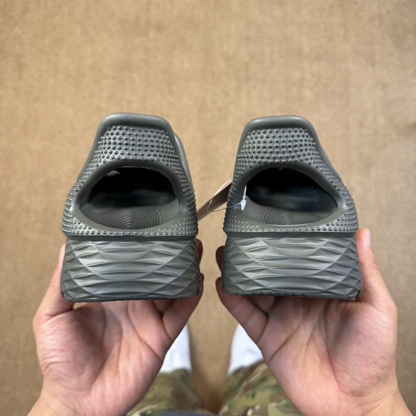  
HOKA ONE ONE 洞洞鞋4色！
莞产裸包，品质极品无毛边！
尺码35-45
