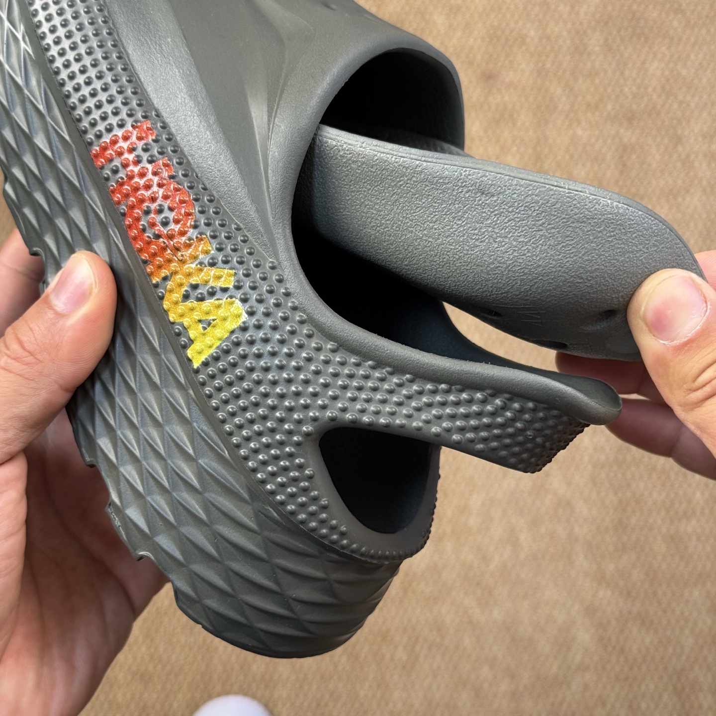  
HOKA ONE ONE 洞洞鞋4色！
莞产裸包，品质极品无毛边！
尺码35-45
