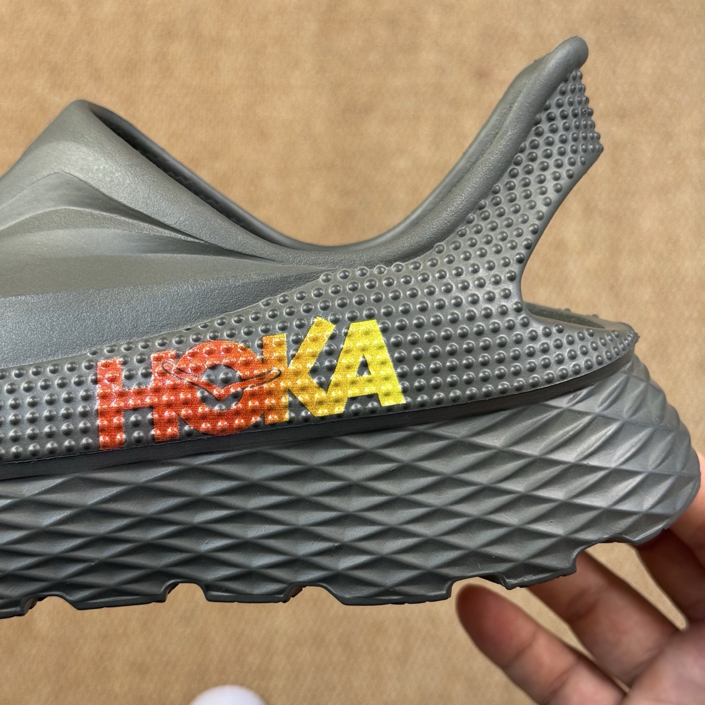  
HOKA ONE ONE 洞洞鞋4色！
莞产裸包，品质极品无毛边！
尺码35-45