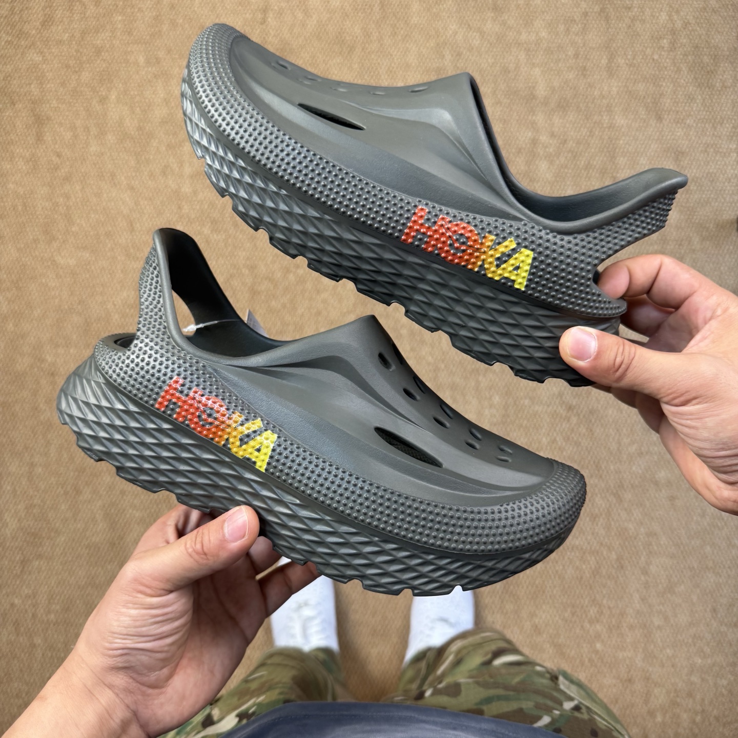 
HOKA ONE ONE 洞洞鞋4色！
莞产裸包，品质极品无毛边！
尺码35-45