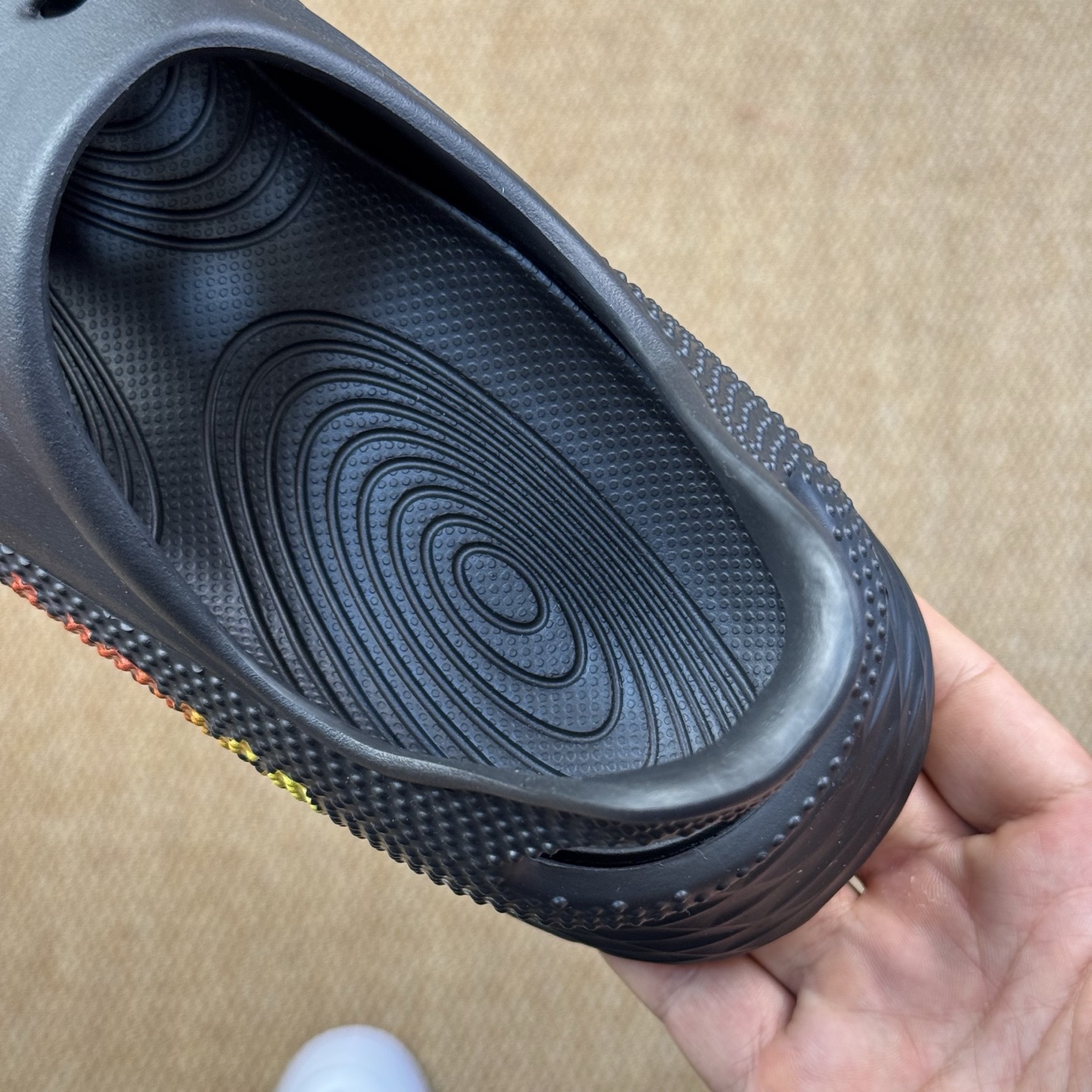  
HOKA ONE ONE 洞洞鞋4色！
莞产裸包，品质极品无毛边！
尺码35-45