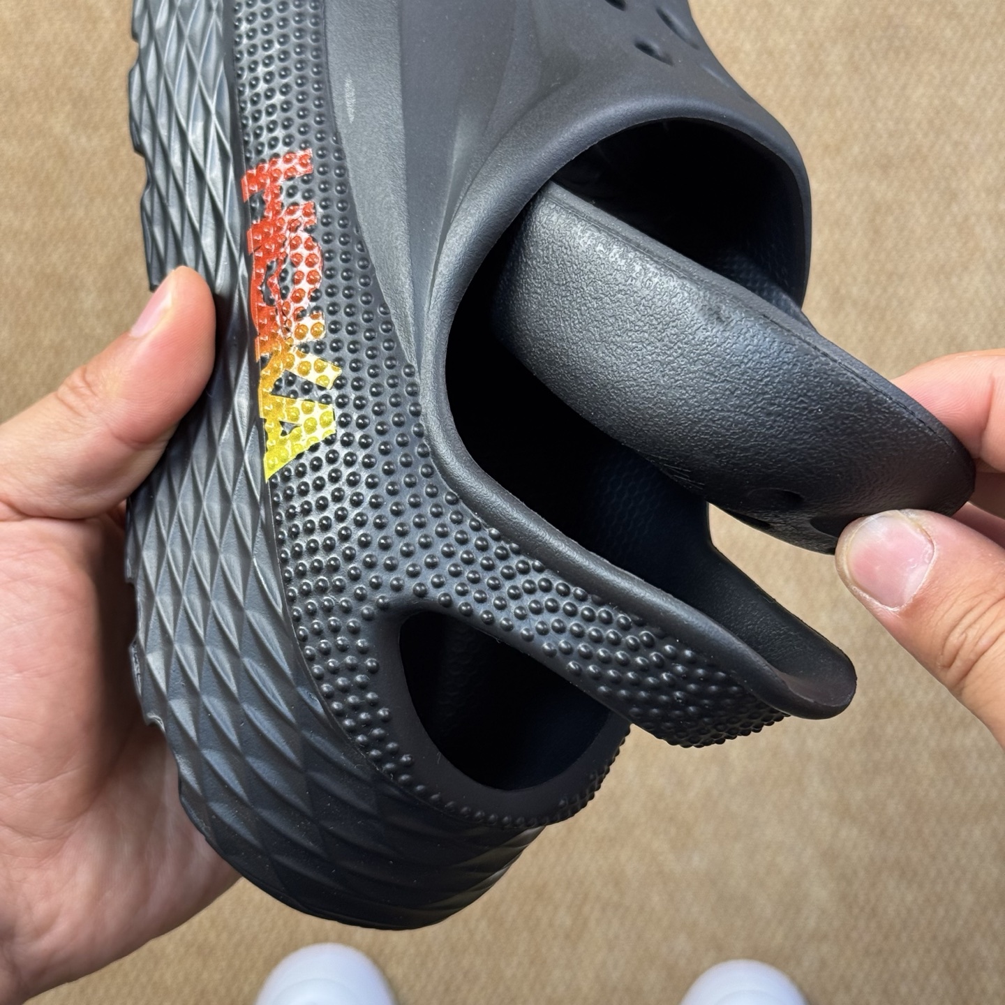  
HOKA ONE ONE 洞洞鞋4色！
莞产裸包，品质极品无毛边！
尺码35-45