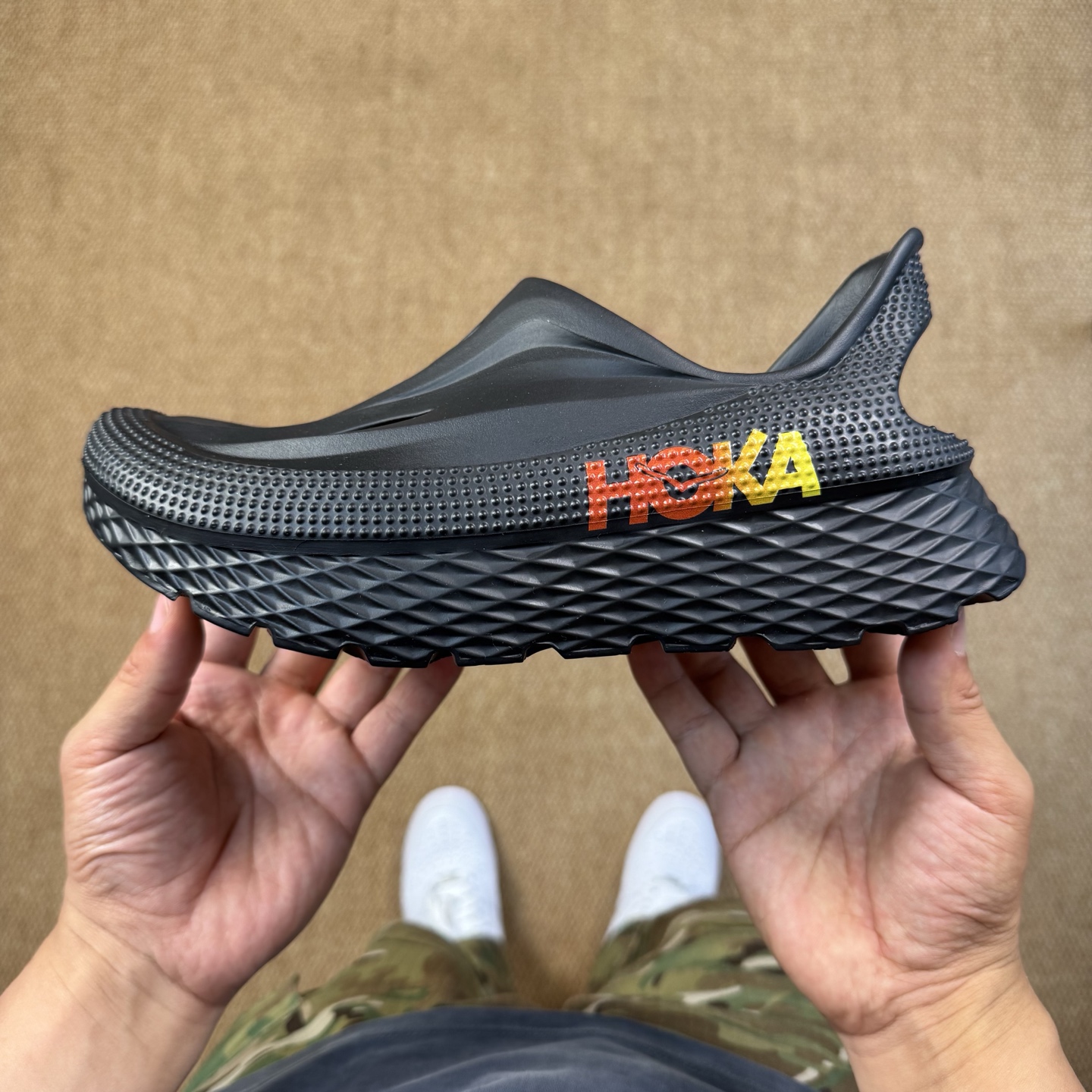  
HOKA ONE ONE 洞洞鞋4色！
莞产裸包，品质极品无毛边！
尺码35-45