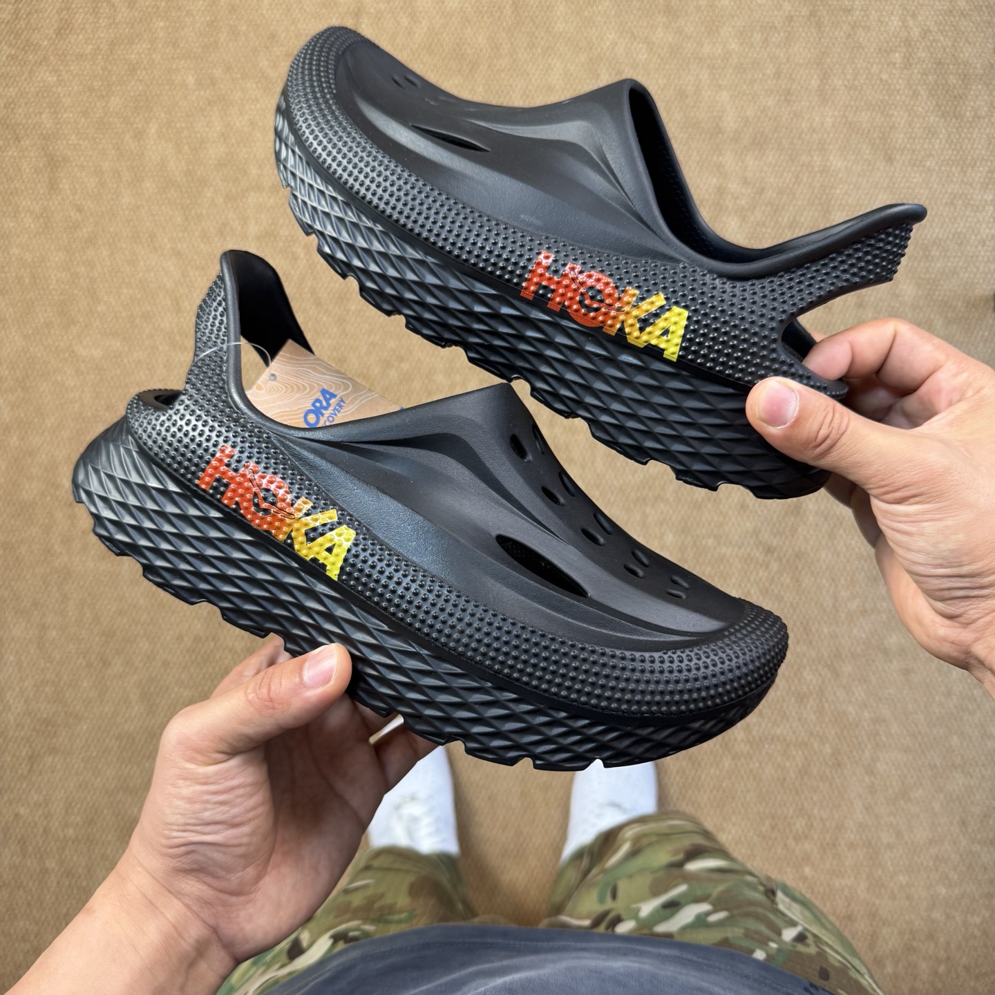  
HOKA ONE ONE 洞洞鞋4色！
莞产裸包，品质极品无毛边！
尺码35-45