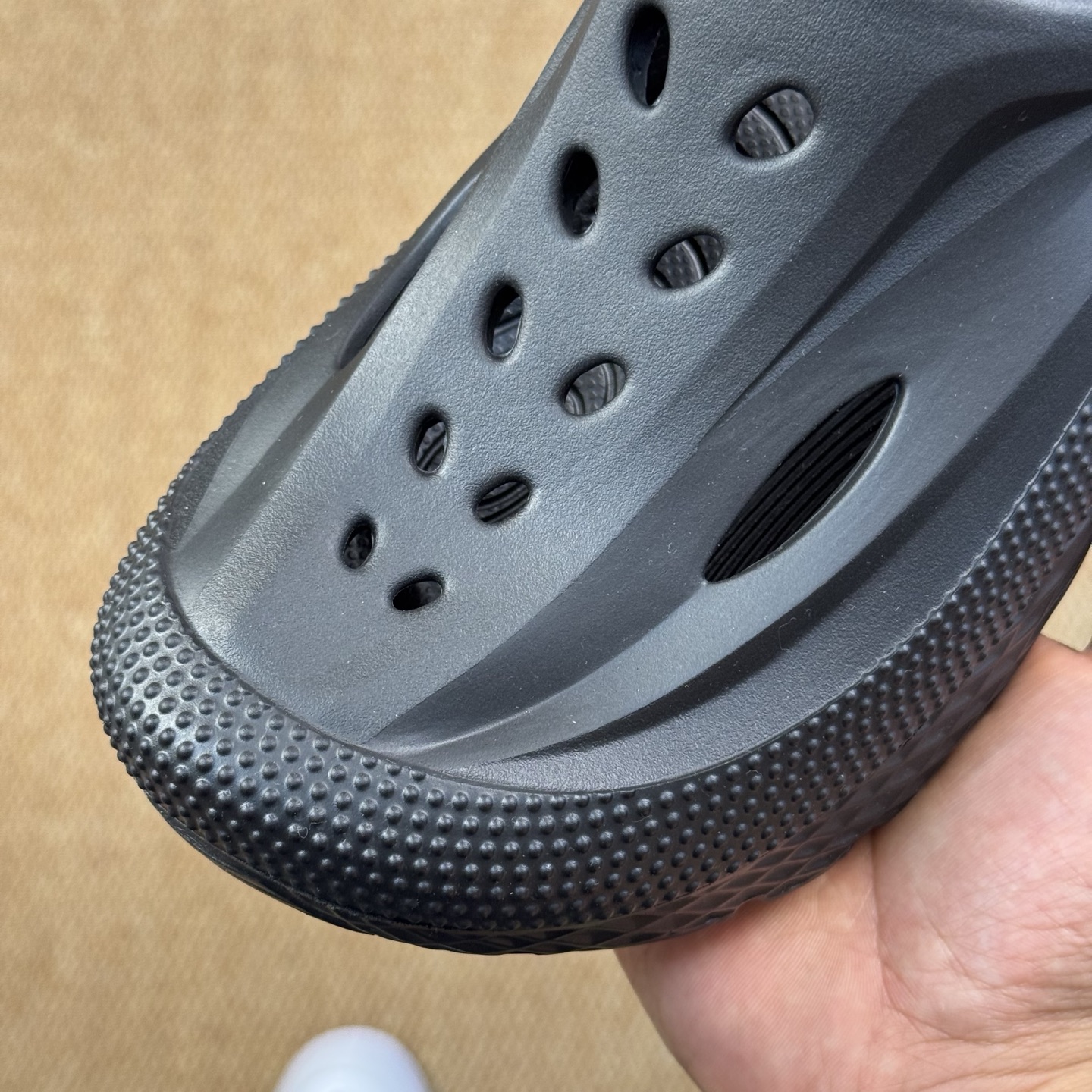  
HOKA ONE ONE 洞洞鞋4色！
莞产裸包，品质极品无毛边！
尺码35-45