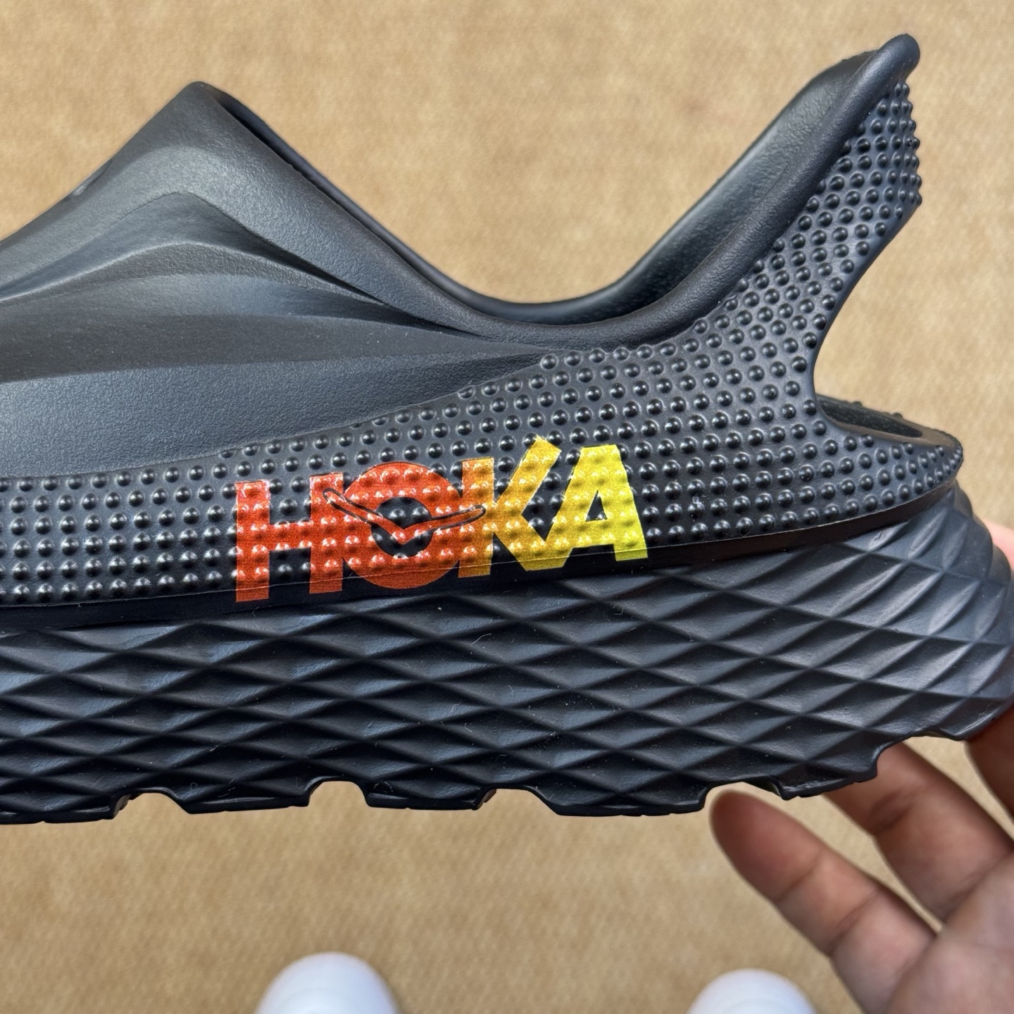 
HOKA ONE ONE 洞洞鞋4色！
莞产裸包，品质极品无毛边！
尺码35-45