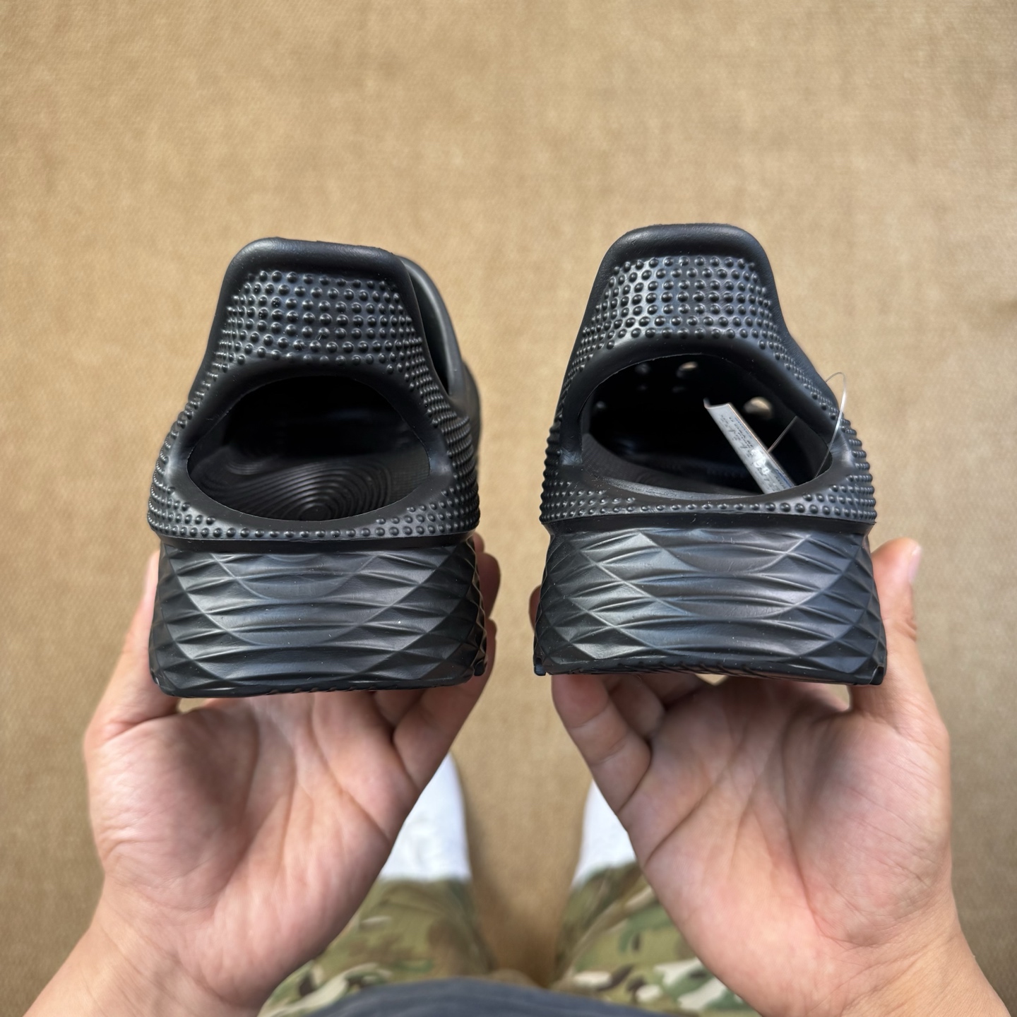  
HOKA ONE ONE 洞洞鞋4色！
莞产裸包，品质极品无毛边！
尺码35-45