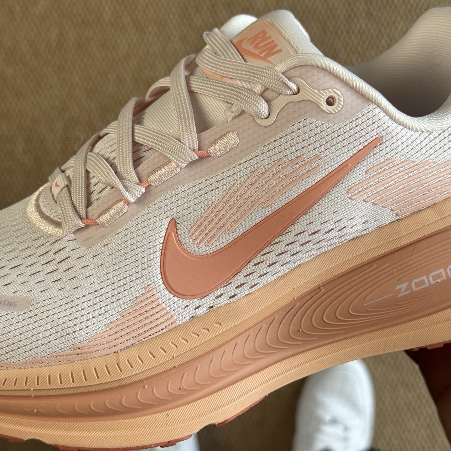  
Nike Vomero 18 马拉松跑鞋 第7色：浅橙色
做工细节 材料质感吊打同系列
货号：HM6