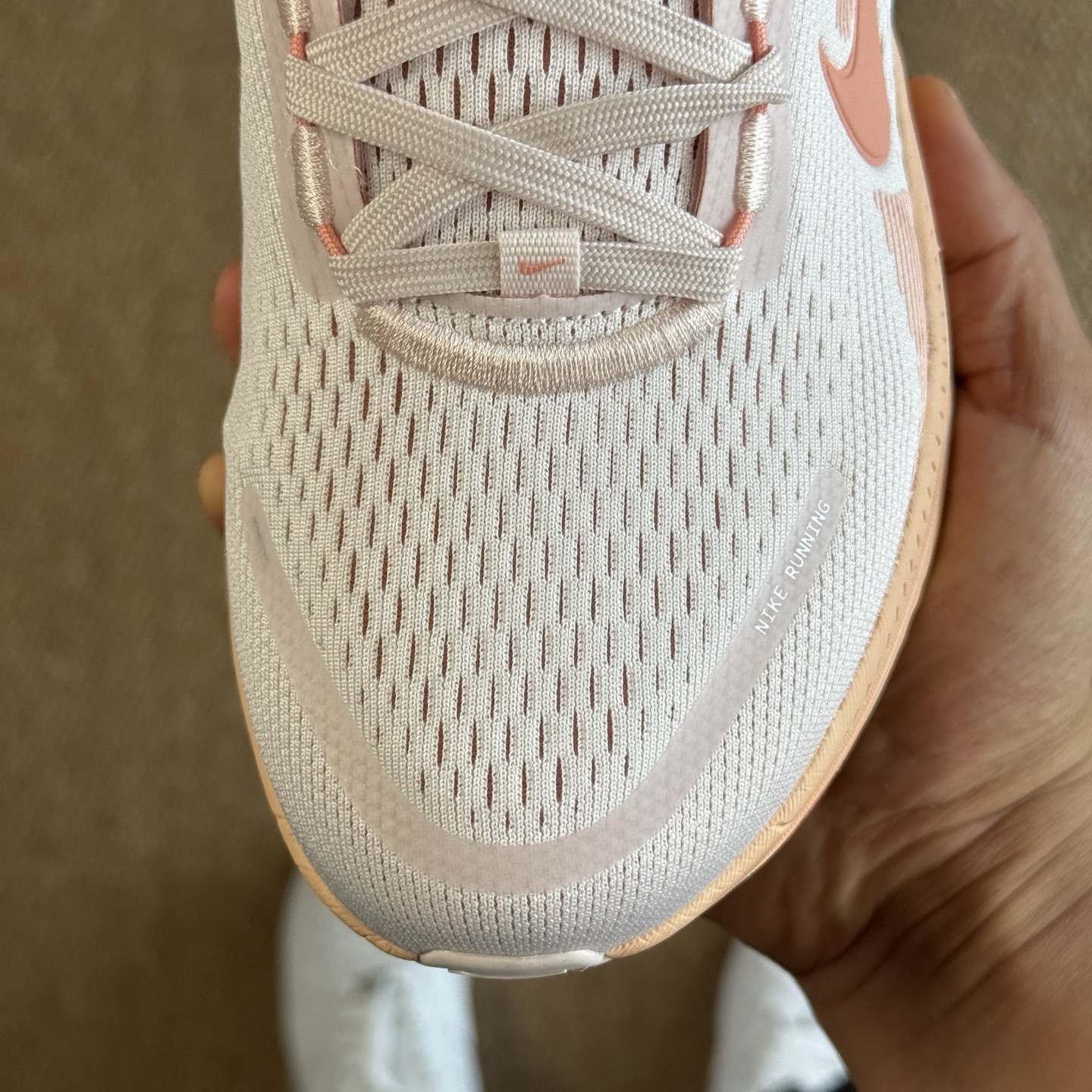  
Nike Vomero 18 马拉松跑鞋 第7色：浅橙色
做工细节 材料质感吊打同系列
货号：HM6