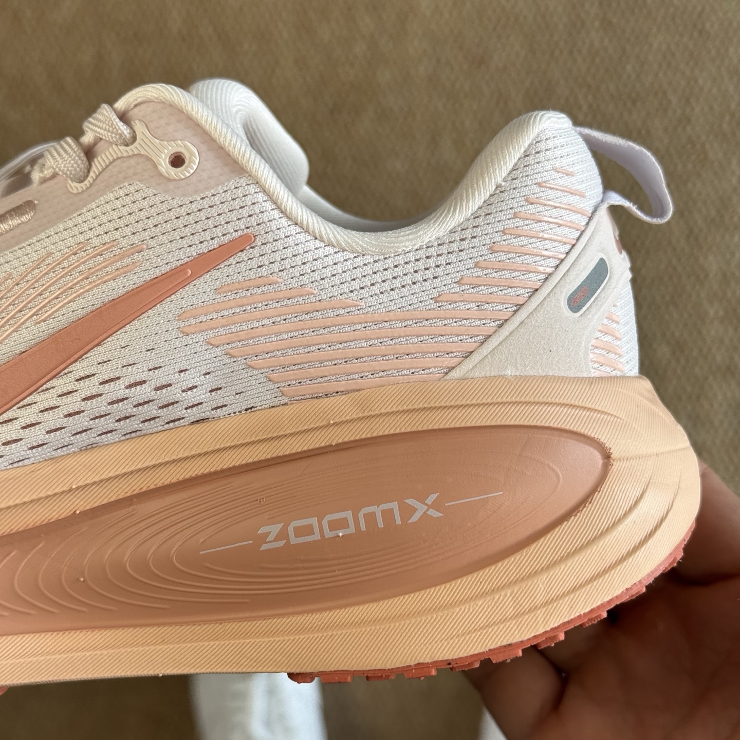  
Nike Vomero 18 马拉松跑鞋 第7色：浅橙色
做工细节 材料质感吊打同系列
货号：HM6