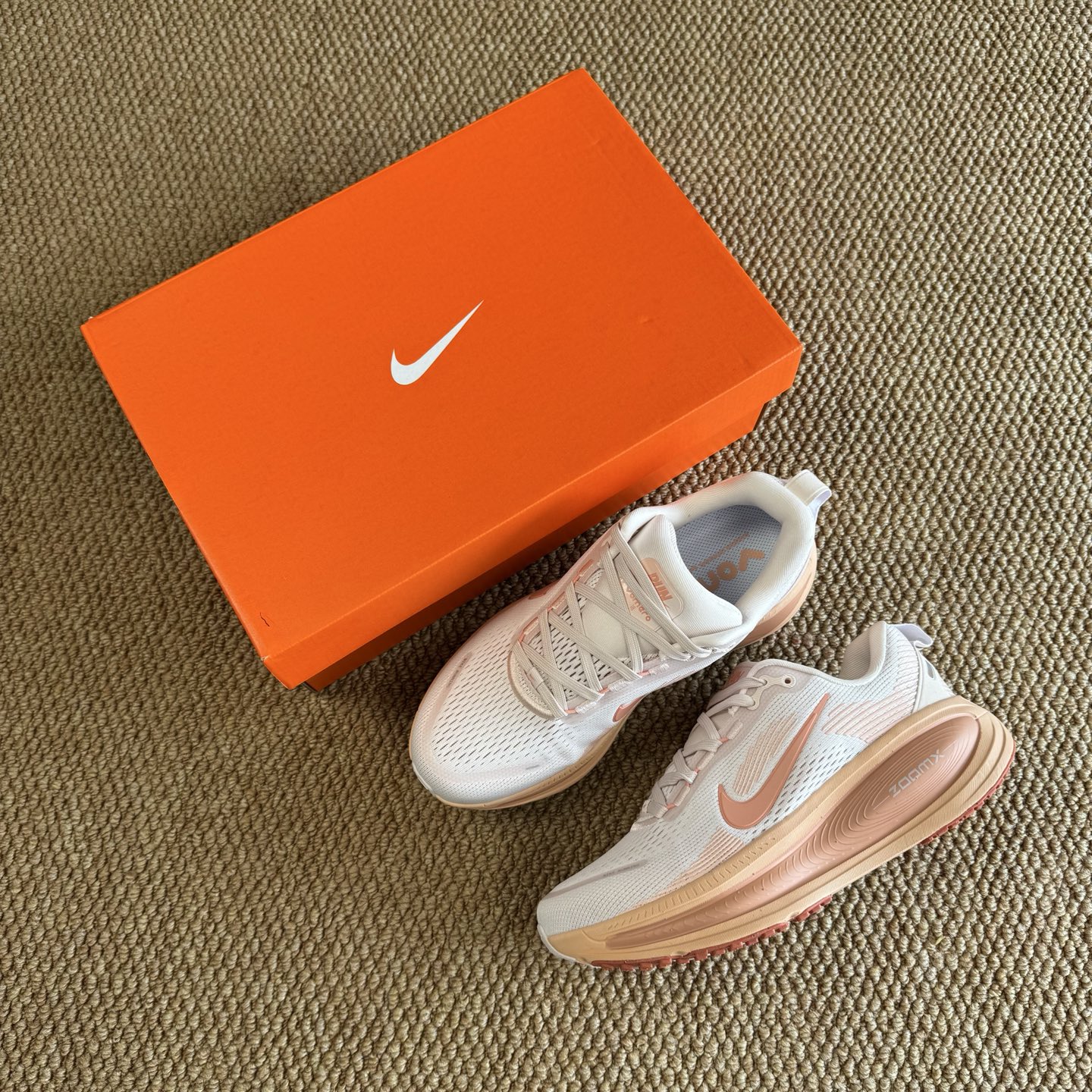  
Nike Vomero 18 马拉松跑鞋 第7色：浅橙色
做工细节 材料质感吊打同系列
货号：HM6