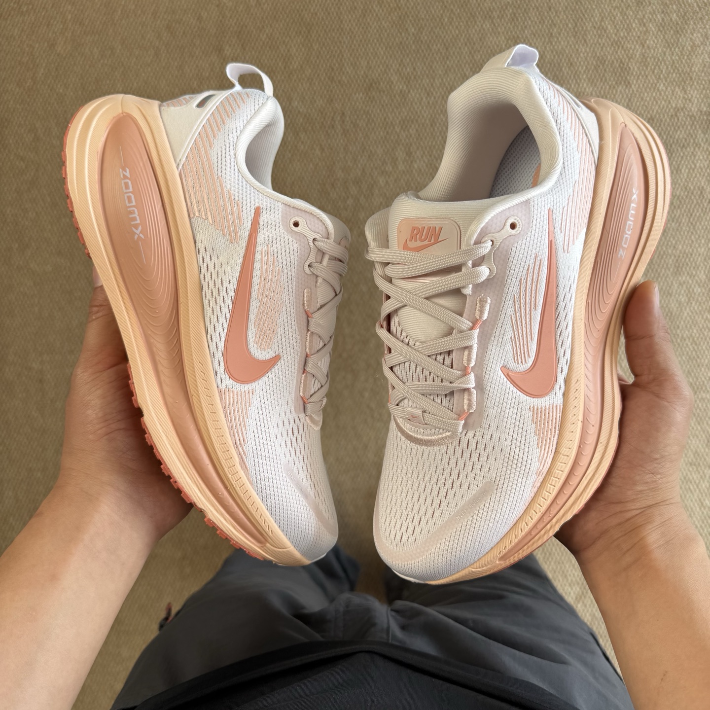 
Nike Vomero 18 马拉松跑鞋 第7色：浅橙色
做工细节 材料质感吊打同系列
货号：HM6