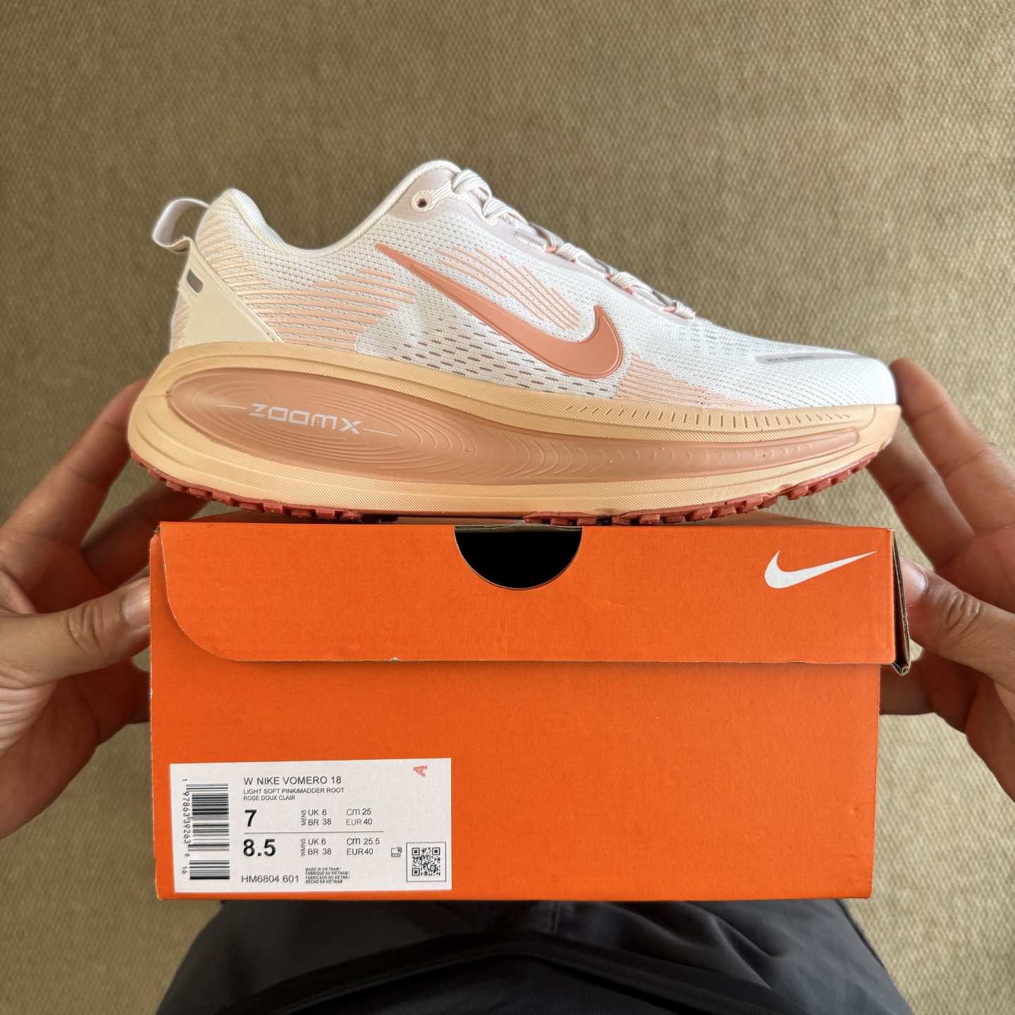  
Nike Vomero 18 马拉松跑鞋 第7色：浅橙色
做工细节 材料质感吊打同系列
货号：HM6