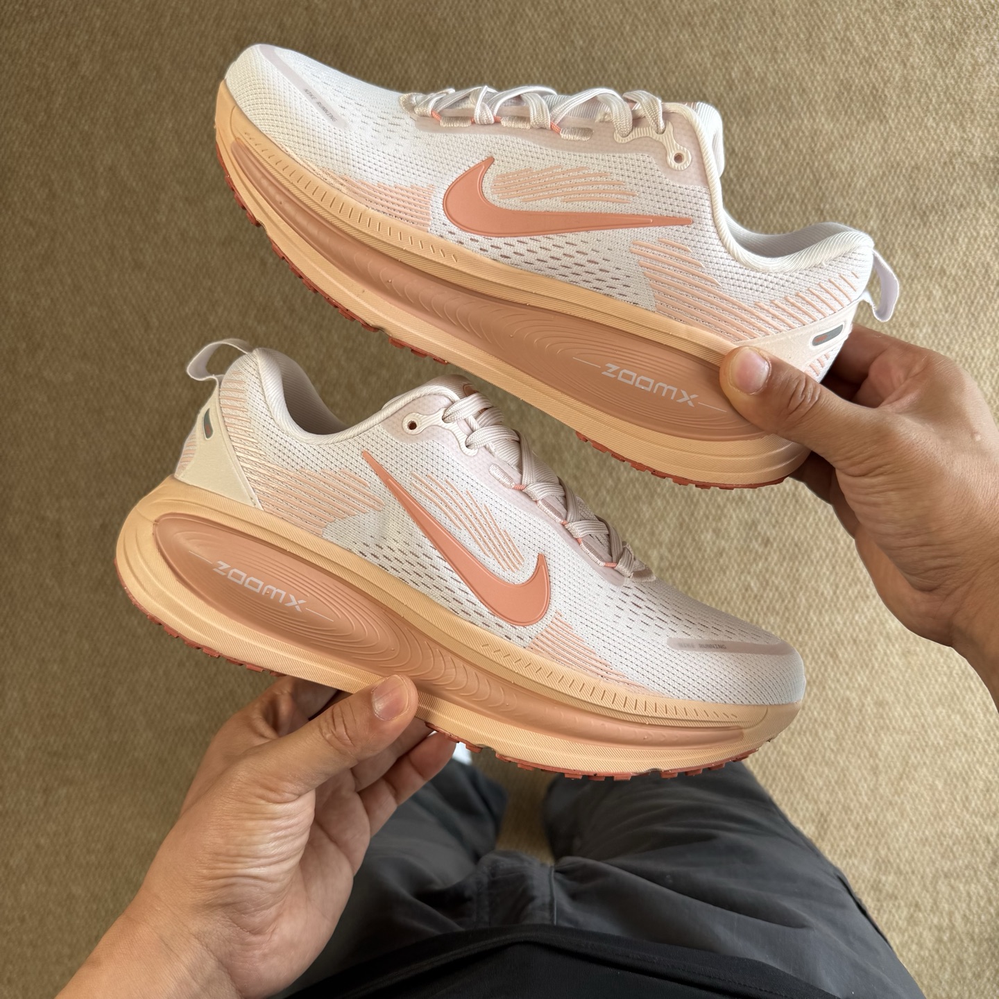  
Nike Vomero 18 马拉松跑鞋 第7色：浅橙色
做工细节 材料质感吊打同系列
货号：HM6