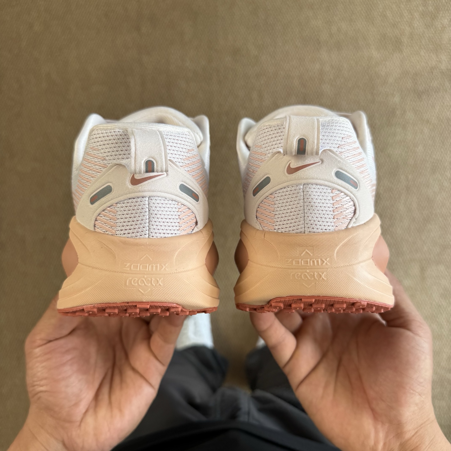  
Nike Vomero 18 马拉松跑鞋 第7色：浅橙色
做工细节 材料质感吊打同系列
货号：HM6