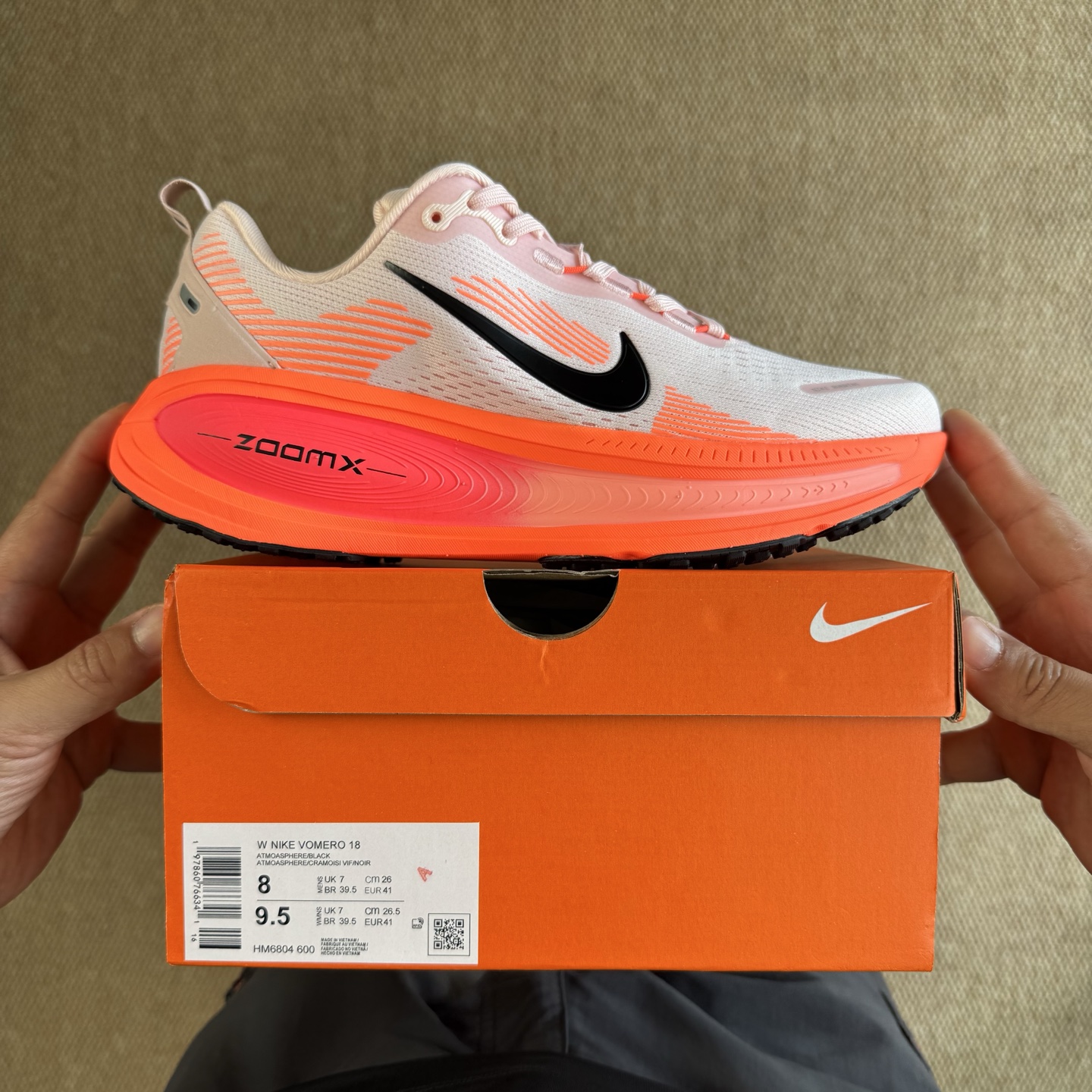  
Nike Vomero 18 马拉松跑鞋 第8色：红黑
做工细节 材料质感吊打同系列
货号：HM68