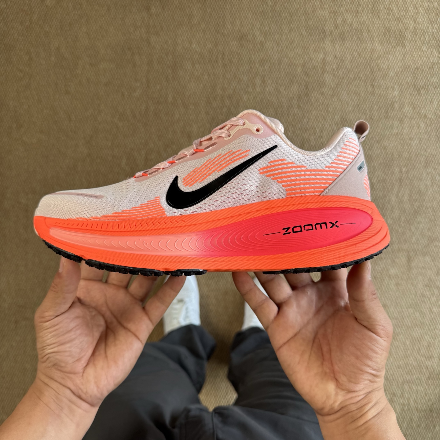 
Nike Vomero 18 马拉松跑鞋 第8色：红黑
做工细节 材料质感吊打同系列
货号：HM68