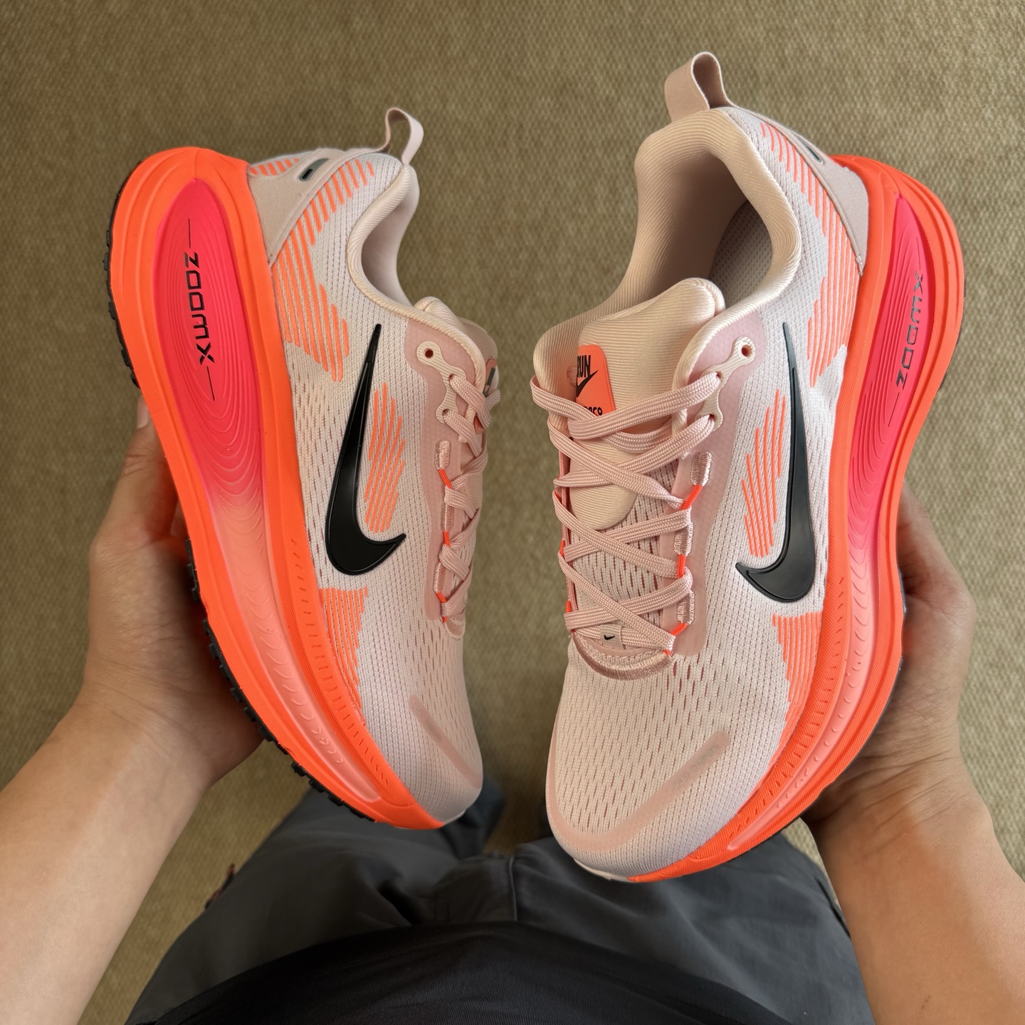  
Nike Vomero 18 马拉松跑鞋 第8色：红黑
做工细节 材料质感吊打同系列
货号：HM68