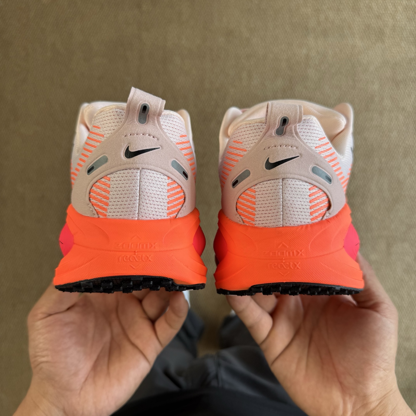  
Nike Vomero 18 马拉松跑鞋 第8色：红黑
做工细节 材料质感吊打同系列
货号：HM68