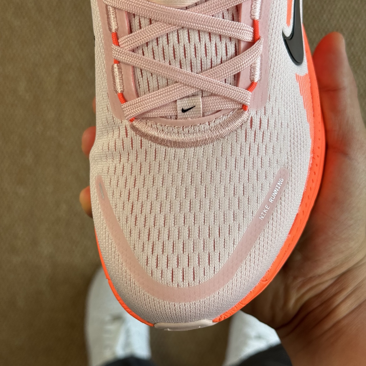  
Nike Vomero 18 马拉松跑鞋 第8色：红黑
做工细节 材料质感吊打同系列
货号：HM68