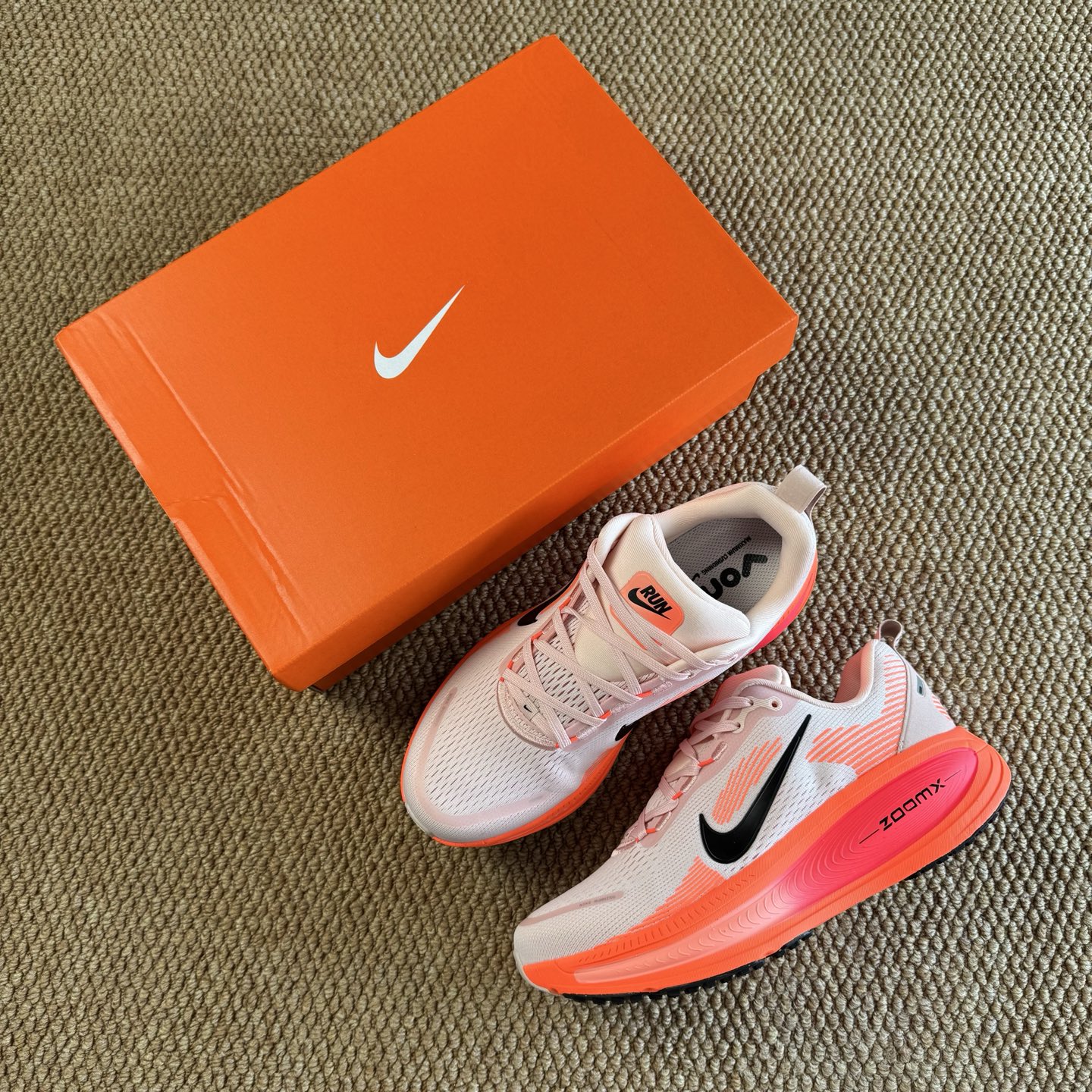  
Nike Vomero 18 马拉松跑鞋 第8色：红黑
做工细节 材料质感吊打同系列
货号：HM68