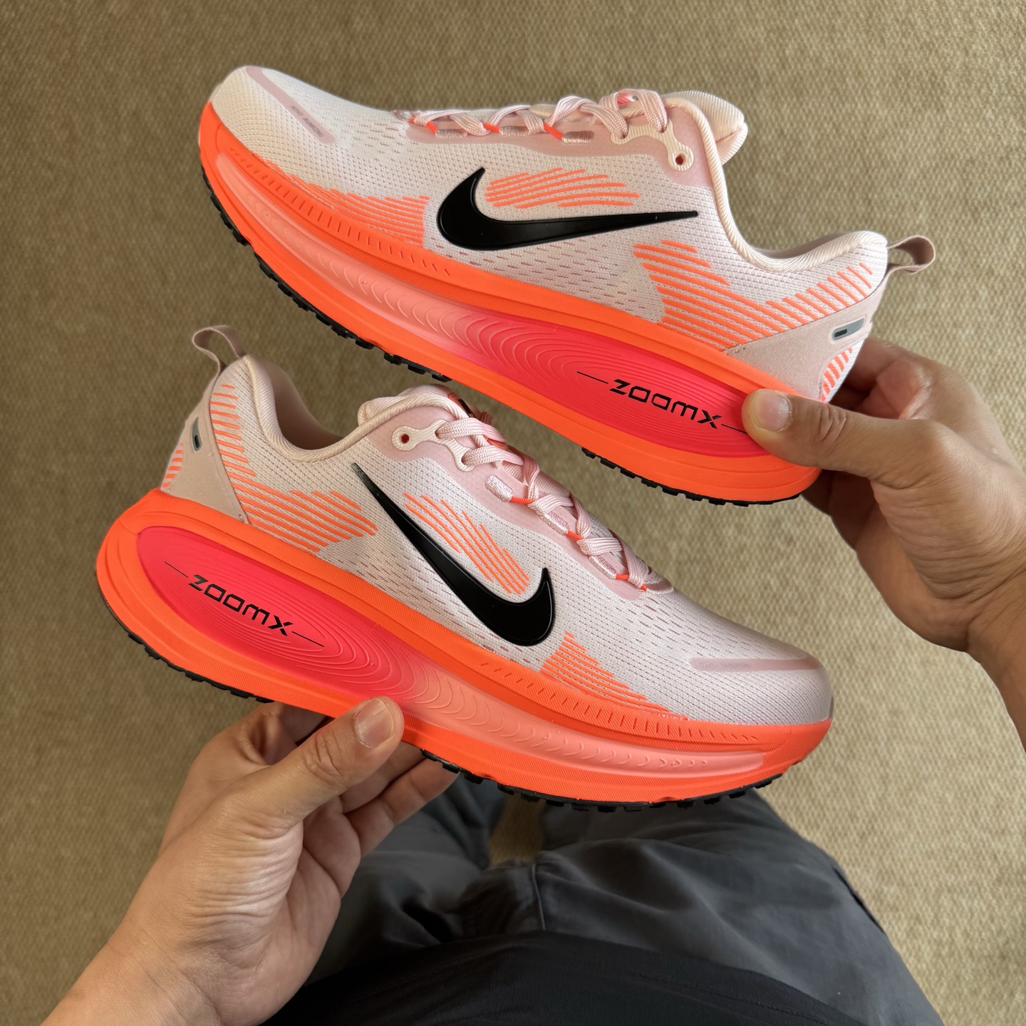  
Nike Vomero 18 马拉松跑鞋 第8色：红黑
做工细节 材料质感吊打同系列
货号：HM68