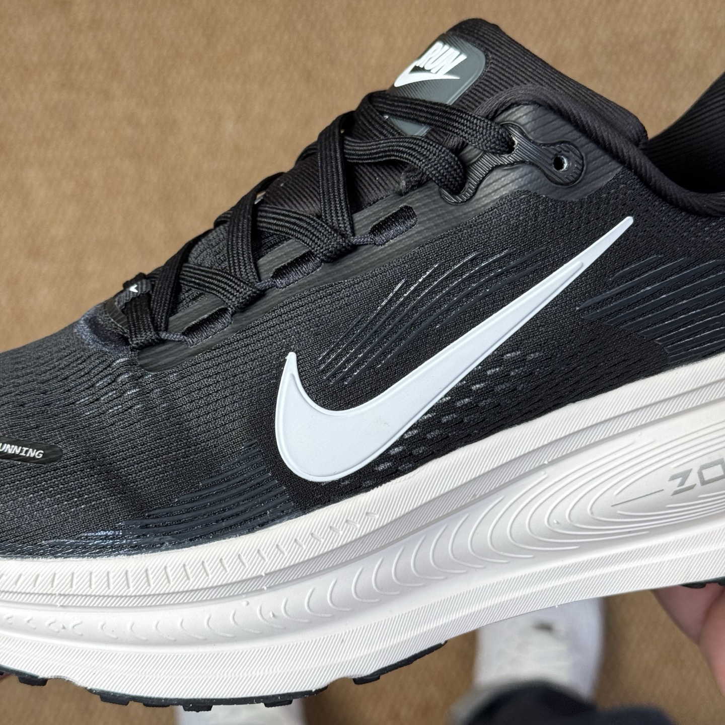 
Nike Vomero 18 马拉松跑鞋 第9色：黑色
做工细节 材料质感吊打同系列
货号：HM680