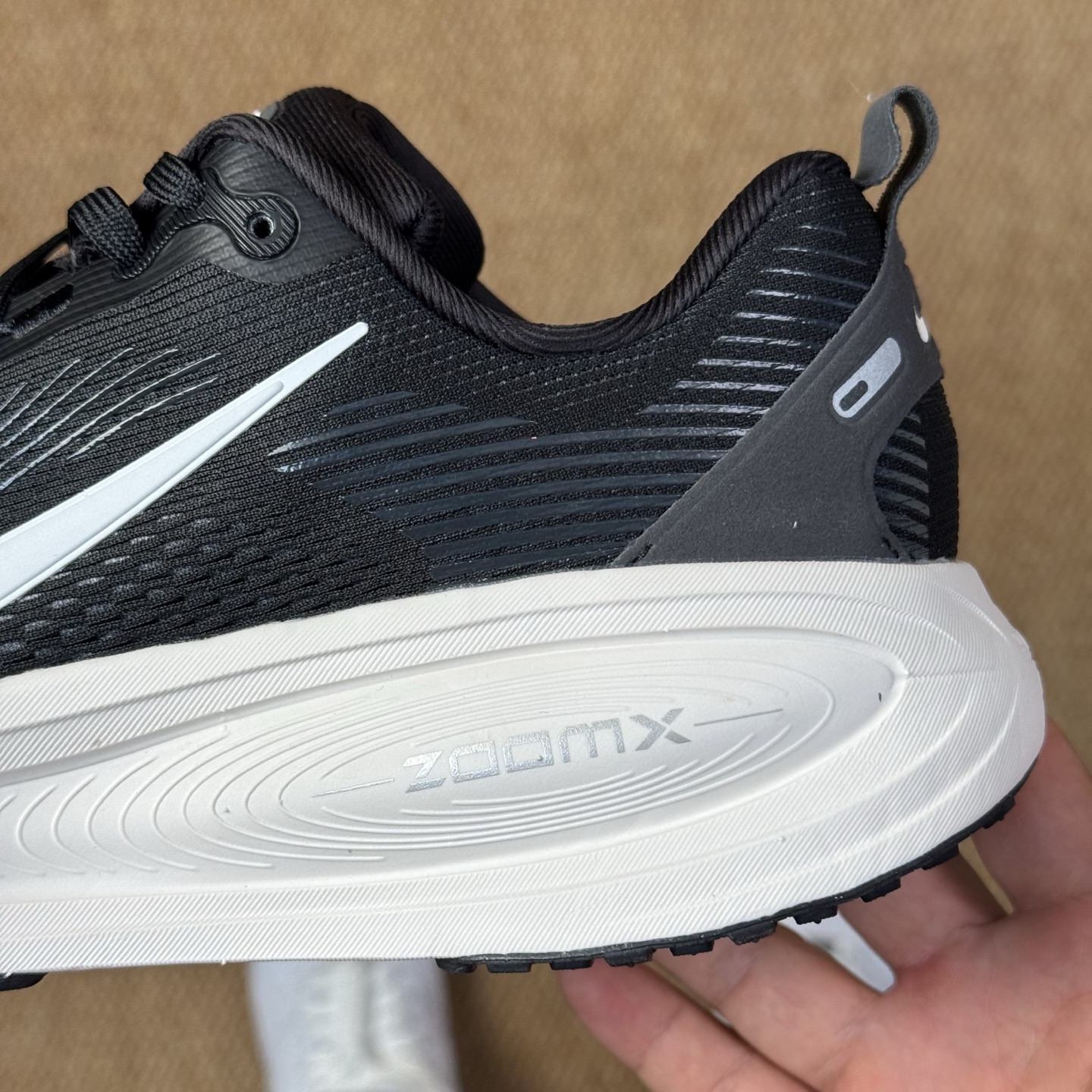 
Nike Vomero 18 马拉松跑鞋 第9色：黑色
做工细节 材料质感吊打同系列
货号：HM680