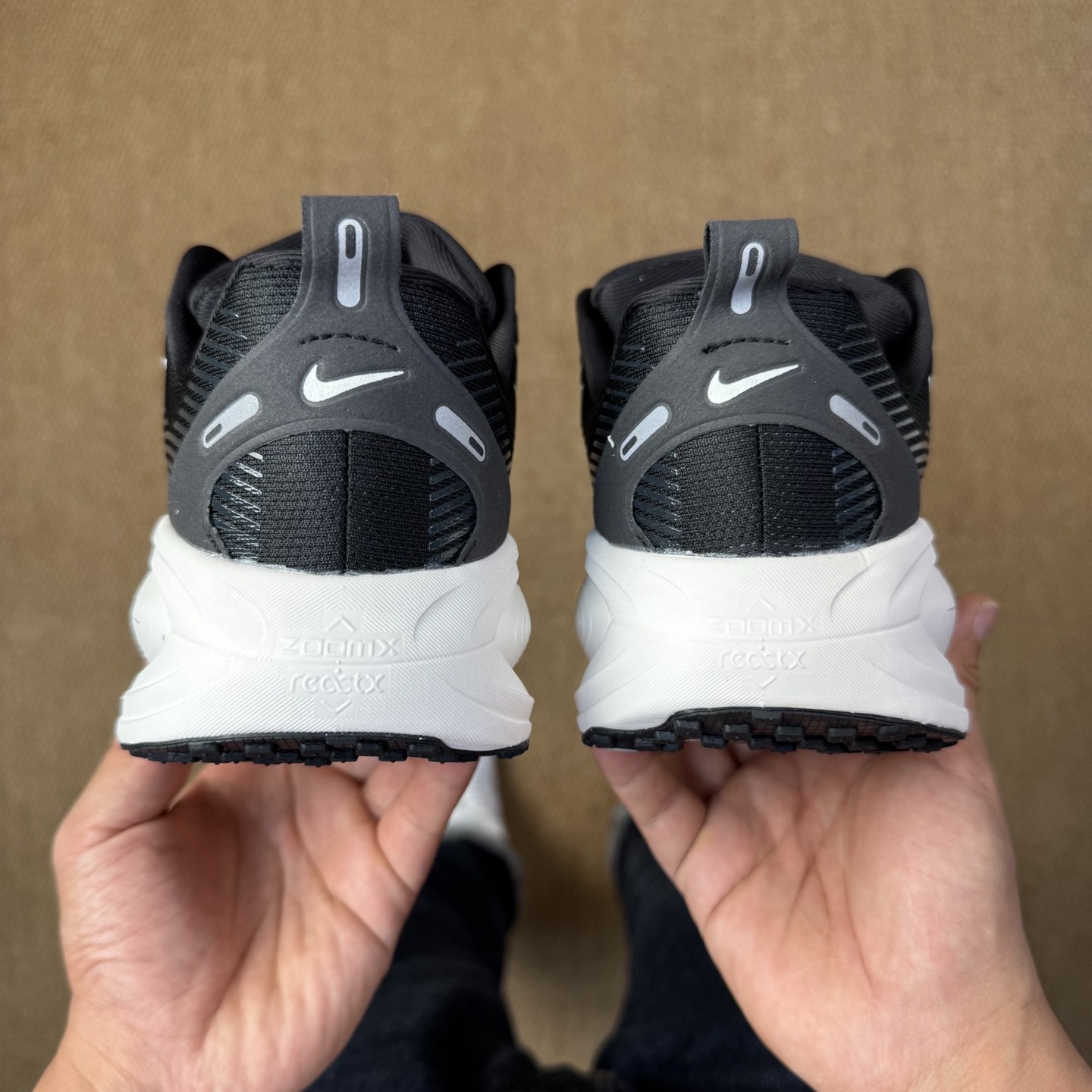 
Nike Vomero 18 马拉松跑鞋 第9色：黑色
做工细节 材料质感吊打同系列
货号：HM680