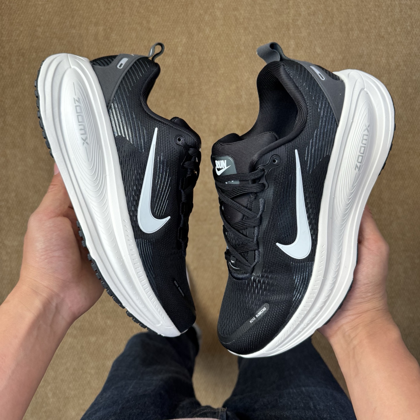 
Nike Vomero 18 马拉松跑鞋 第9色：黑色
做工细节 材料质感吊打同系列
货号：HM680