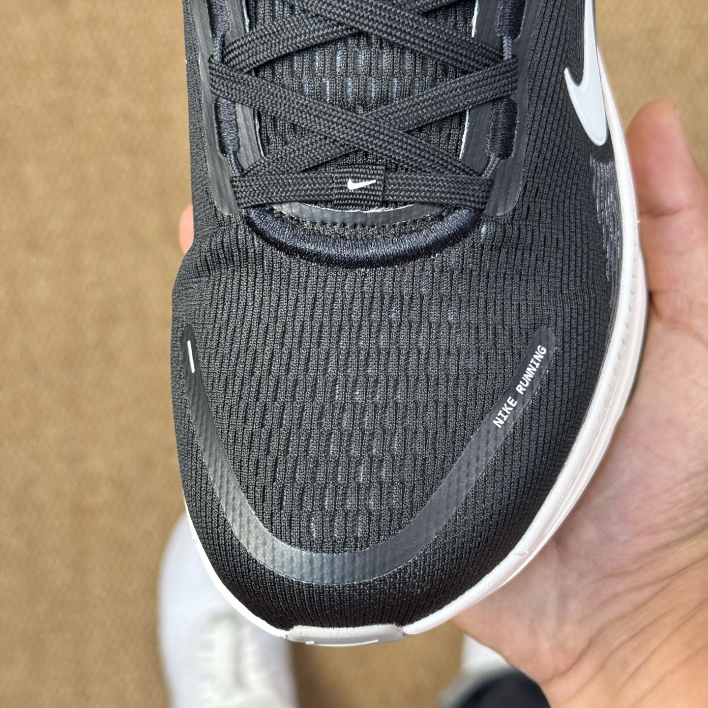 
Nike Vomero 18 马拉松跑鞋 第9色：黑色
做工细节 材料质感吊打同系列
货号：HM680