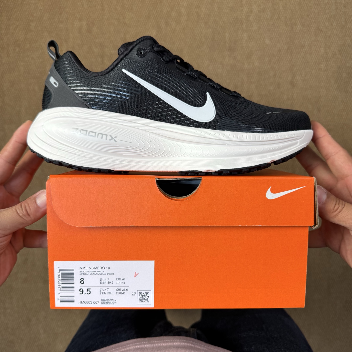 
Nike Vomero 18 马拉松跑鞋 第9色：黑色
做工细节 材料质感吊打同系列
货号：HM680
