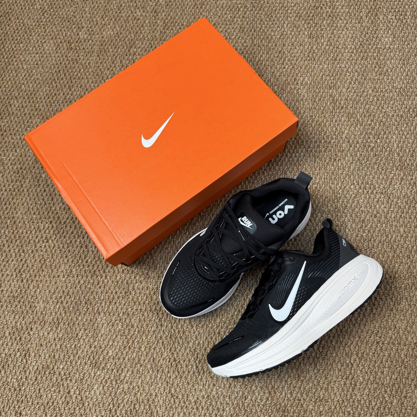 
Nike Vomero 18 马拉松跑鞋 第9色：黑色
做工细节 材料质感吊打同系列
货号：HM680