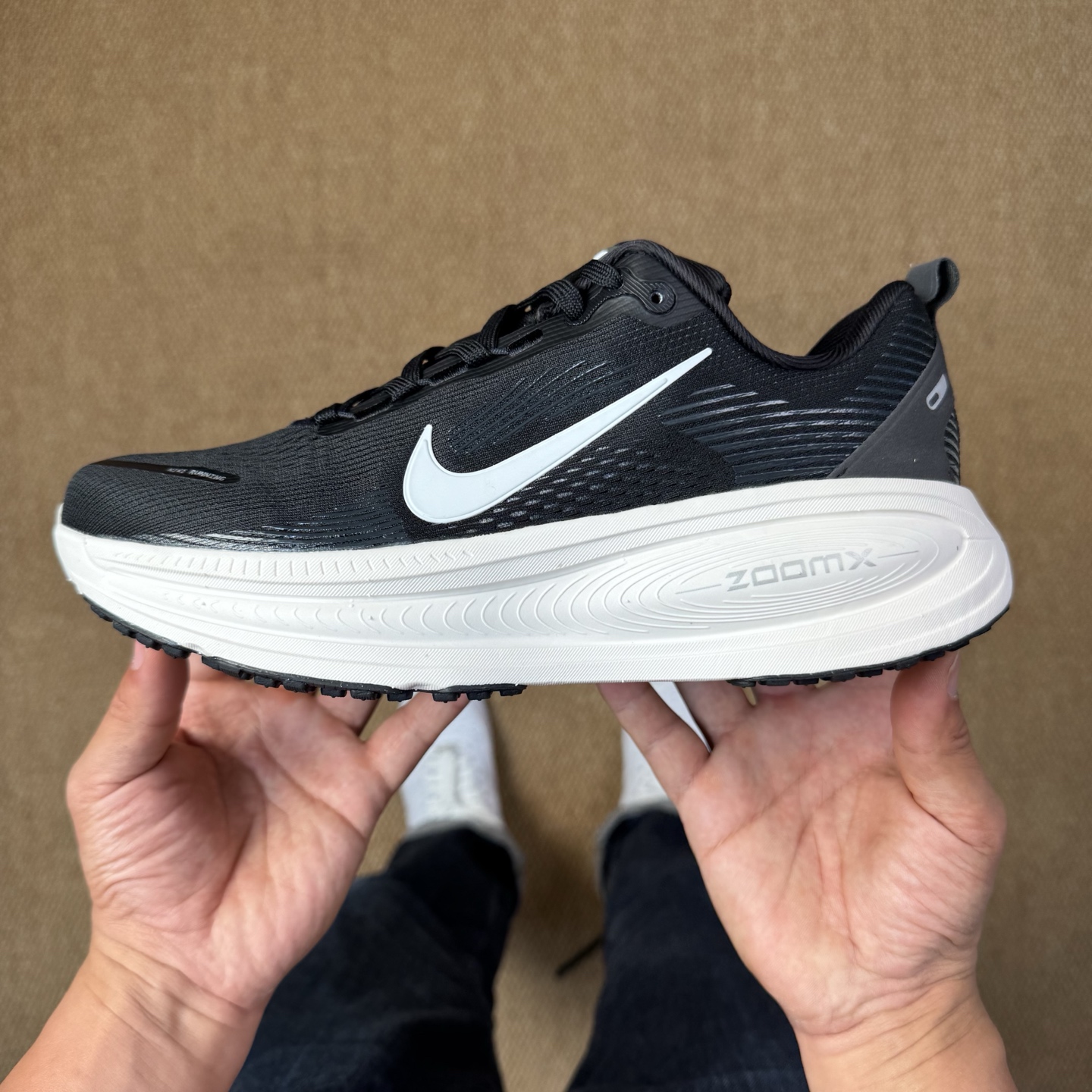 
Nike Vomero 18 马拉松跑鞋 第9色：黑色
做工细节 材料质感吊打同系列
货号：HM680