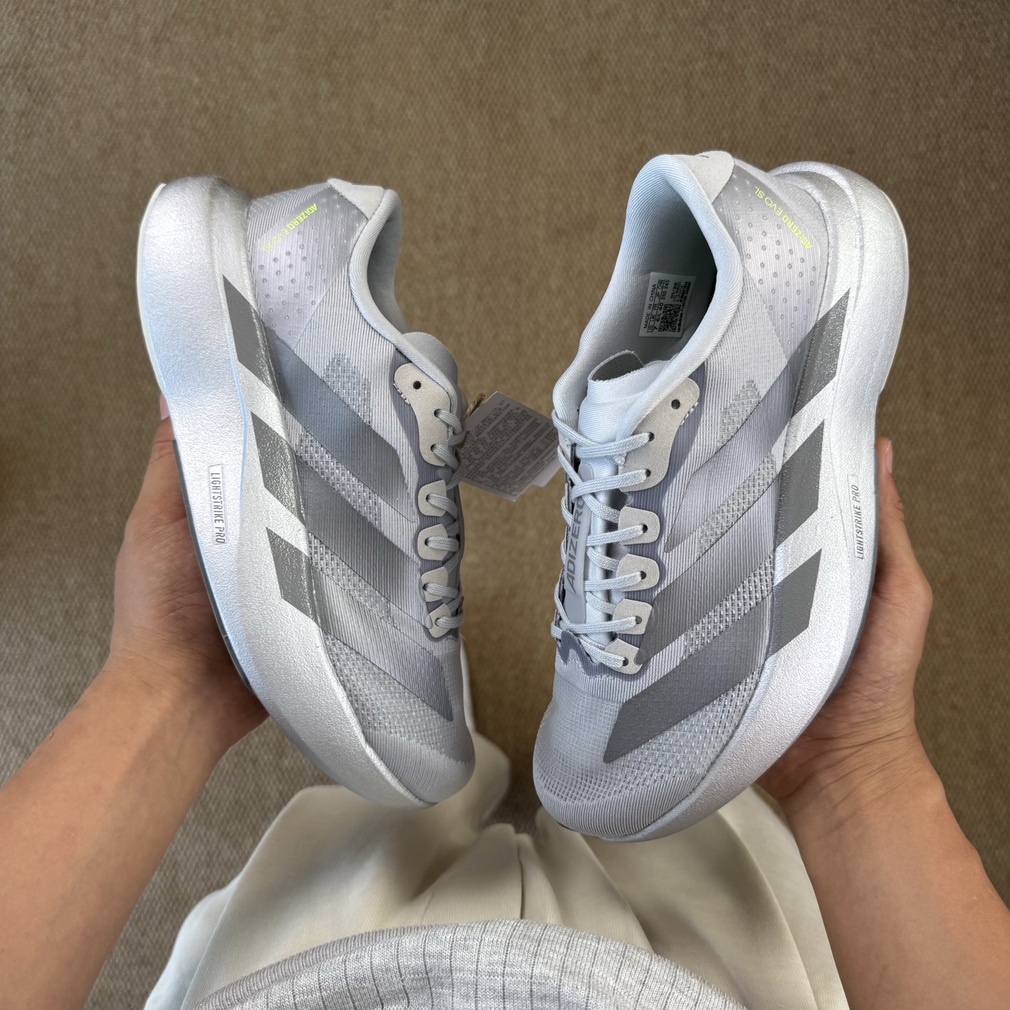  
AD Adizero Evo SL 阿迪达斯马拉松跑步鞋
Q弹缓震跑鞋新体验！第12色灰银色
货号：