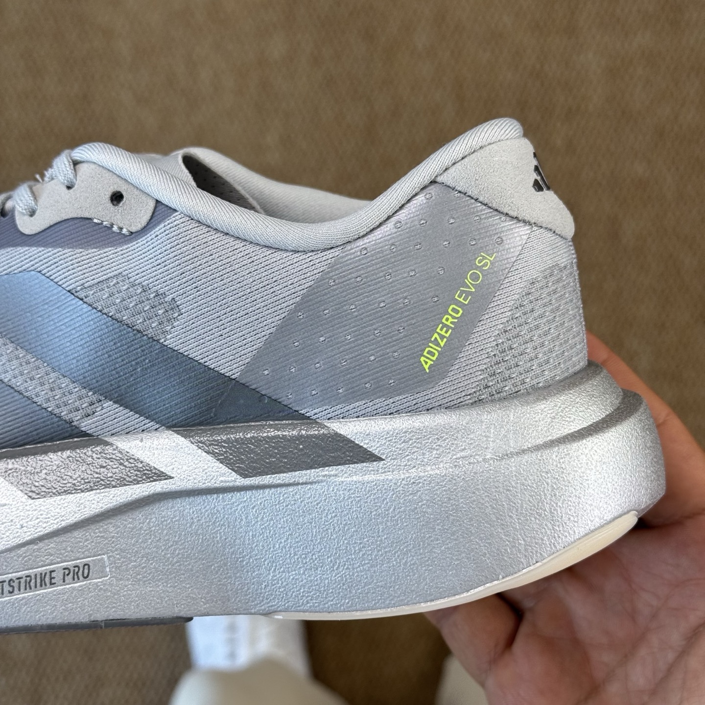  
AD Adizero Evo SL 阿迪达斯马拉松跑步鞋
Q弹缓震跑鞋新体验！第12色灰银色
货号：