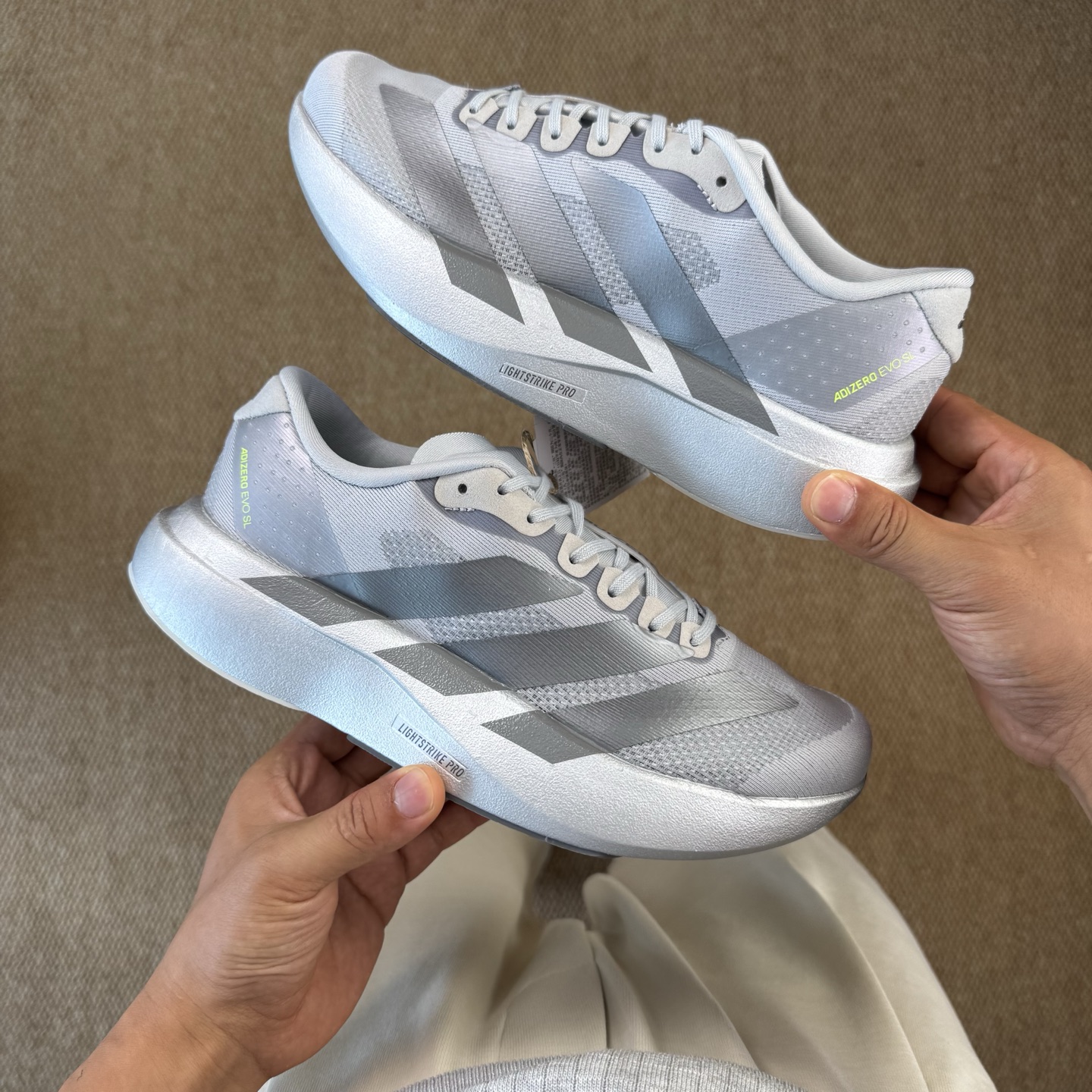  
AD Adizero Evo SL 阿迪达斯马拉松跑步鞋
Q弹缓震跑鞋新体验！第12色灰银色
货号：