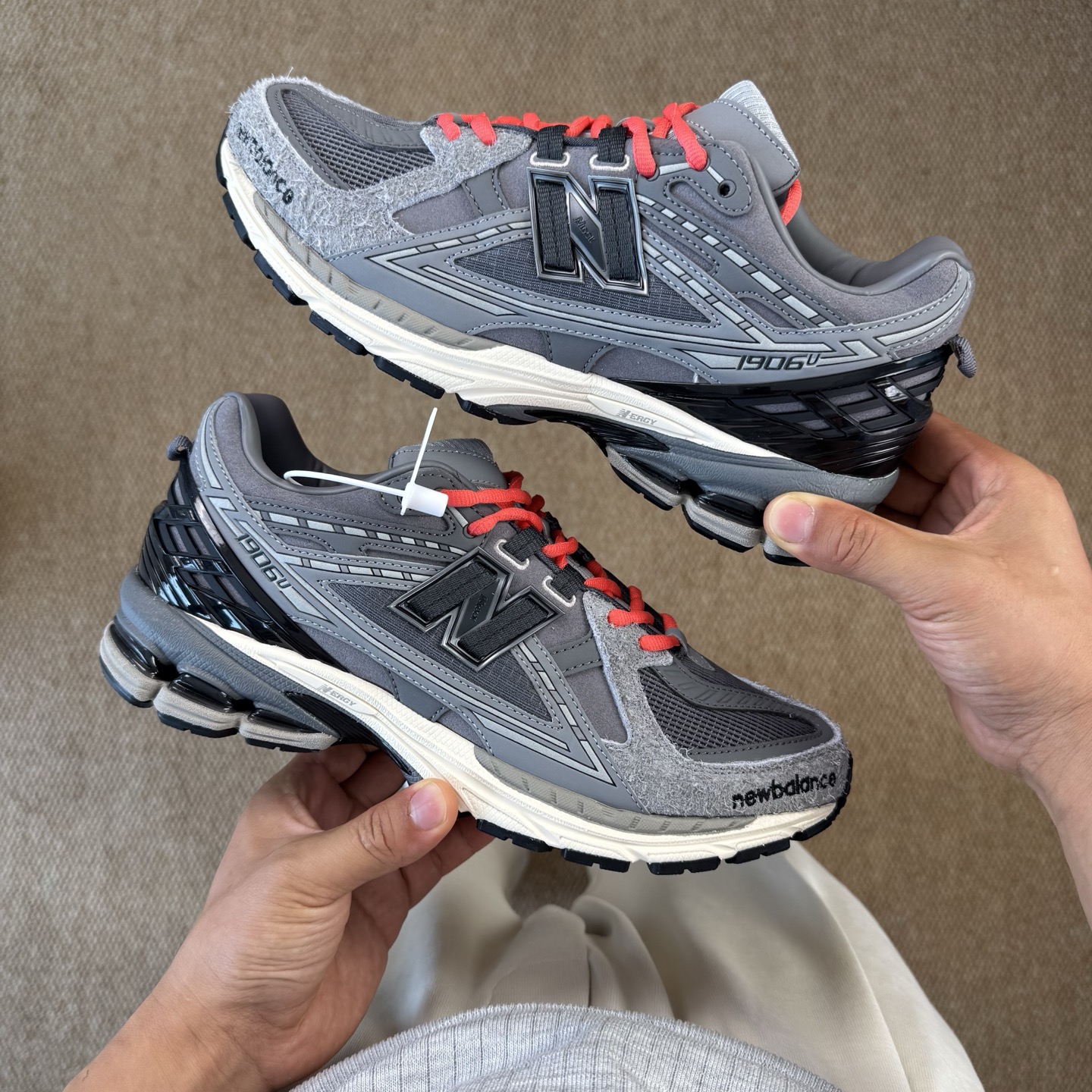  
C版新百伦！nb1906 第91色 灰色
纯原大厂出品，品质优价格合理，降维打击‼️
尺码36-46