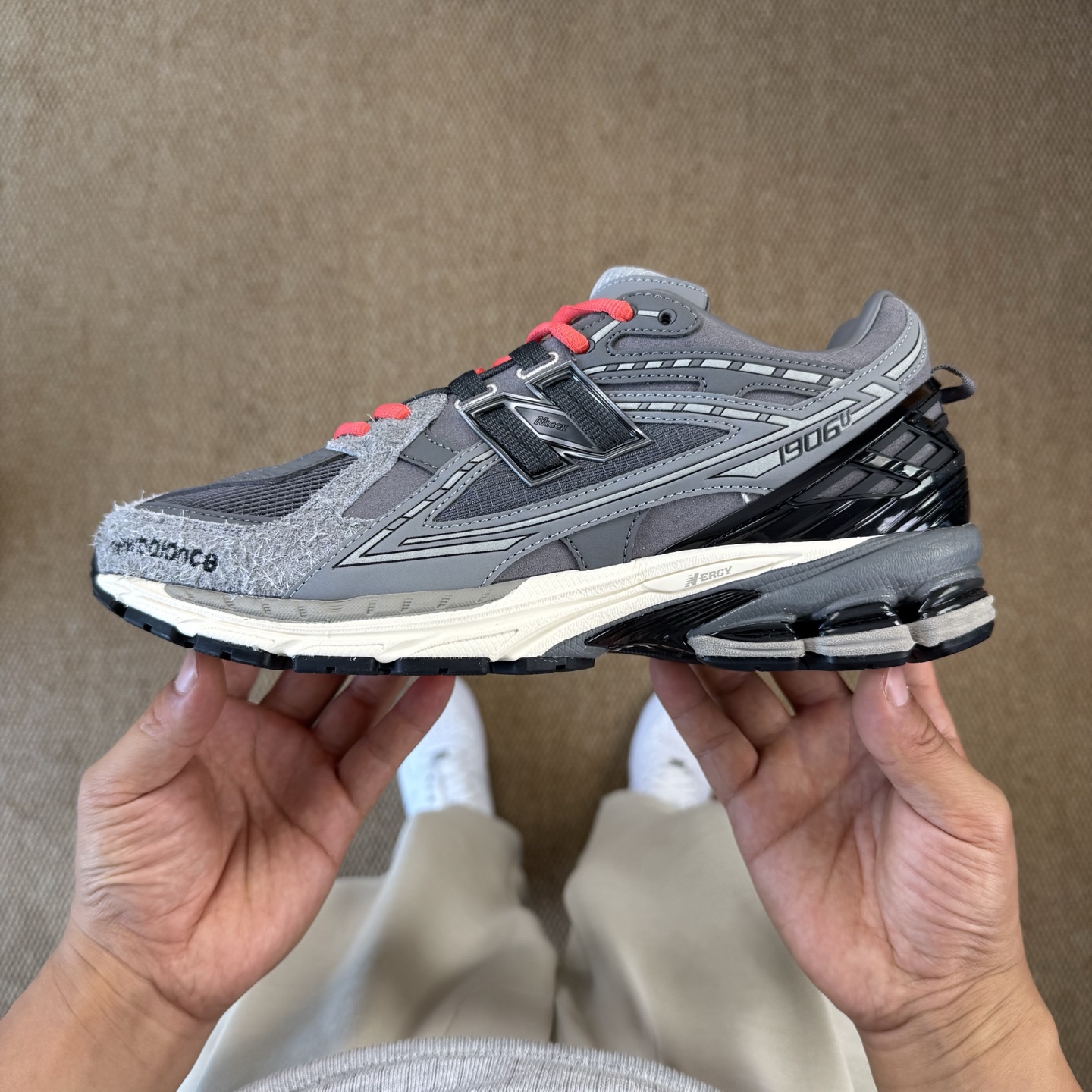  
C版新百伦！nb1906 第91色 灰色
纯原大厂出品，品质优价格合理，降维打击‼️
尺码36-46