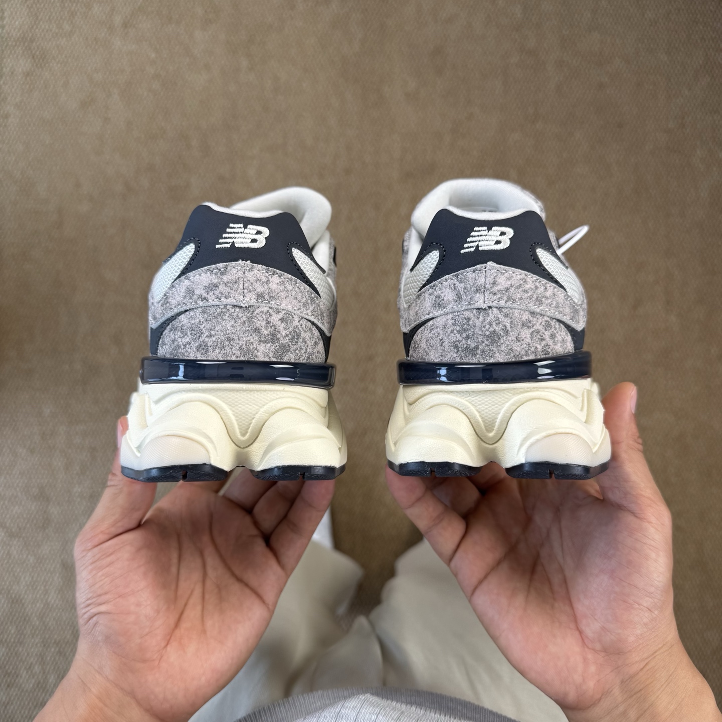  
C版新百伦系列！NB9060第107色：千禧小象蹄蛇纹
无敌质感！最强版本36-47.5出货，行业标