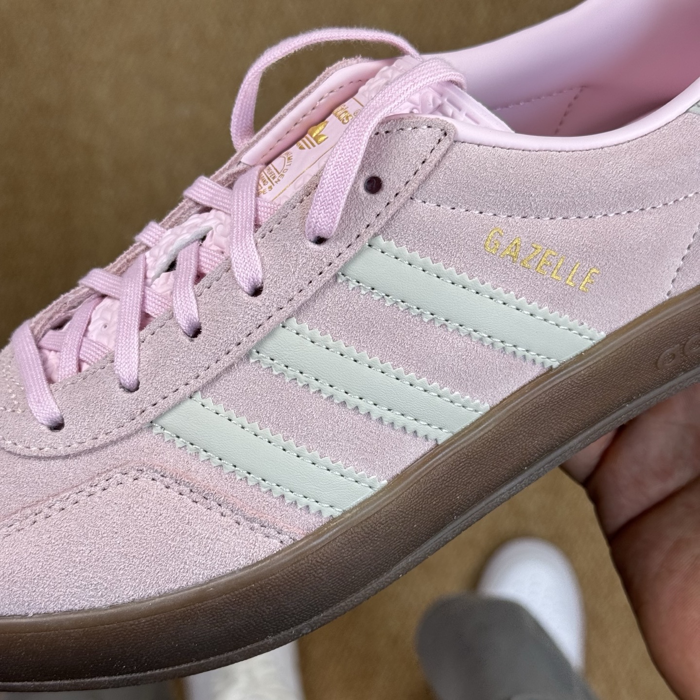  
XJ版 极致性价比！阿迪T字德训鞋：麂皮粉色
Adidas/阿迪达斯 Gazelle 桑巴板鞋sam