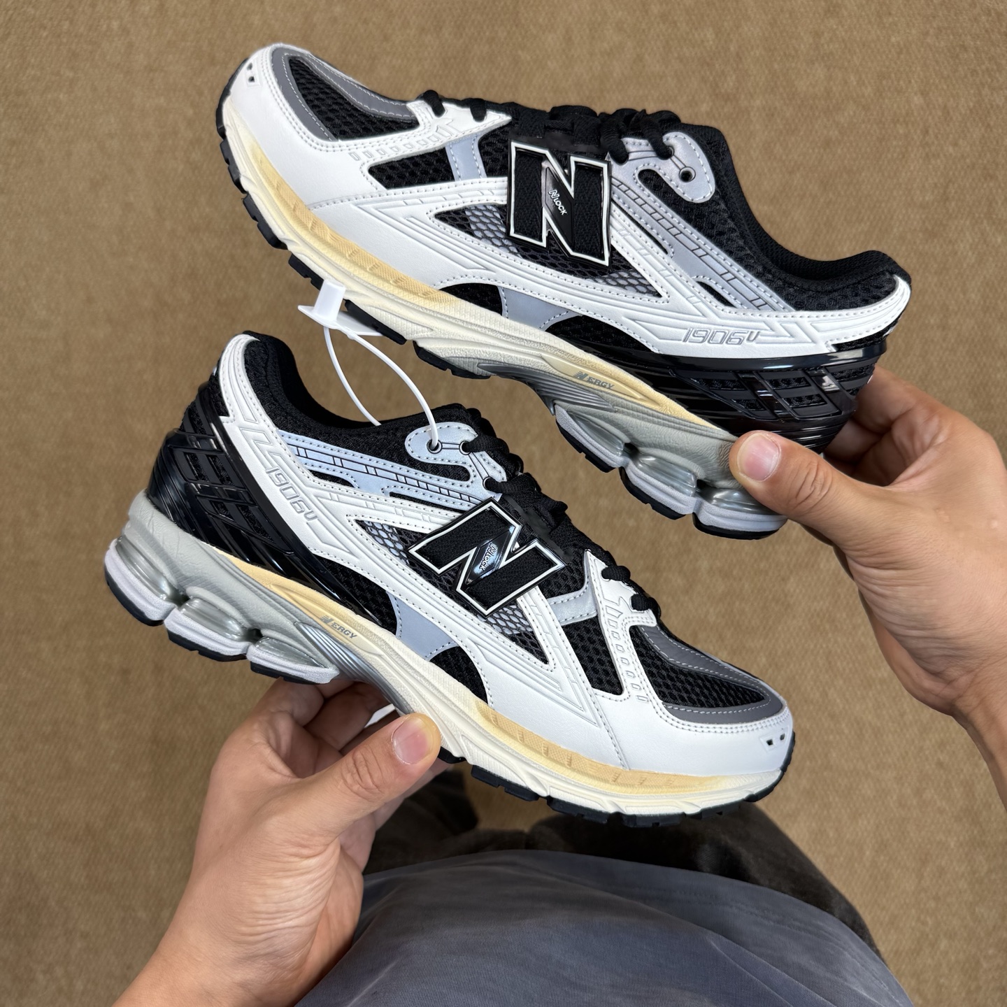  
C版新百伦！nb1906 第93色 黑米色
纯原大厂出品，品质优价格合理，降维打击‼️
尺码36-4