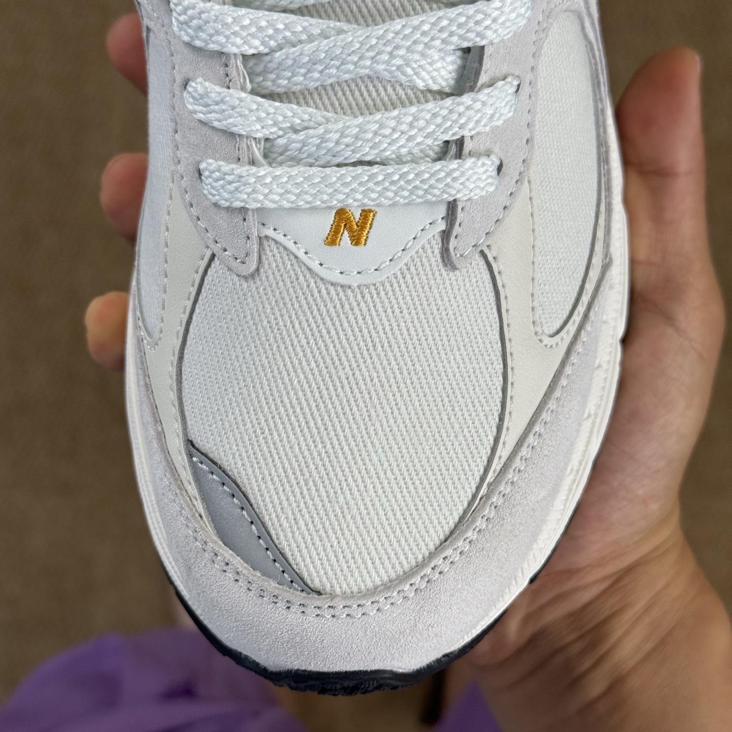  
C版新百伦！nb2002R 第10色：米色
全新生产线，全新鞋楦材料，品质更上一层楼！
纯原大厂出品
