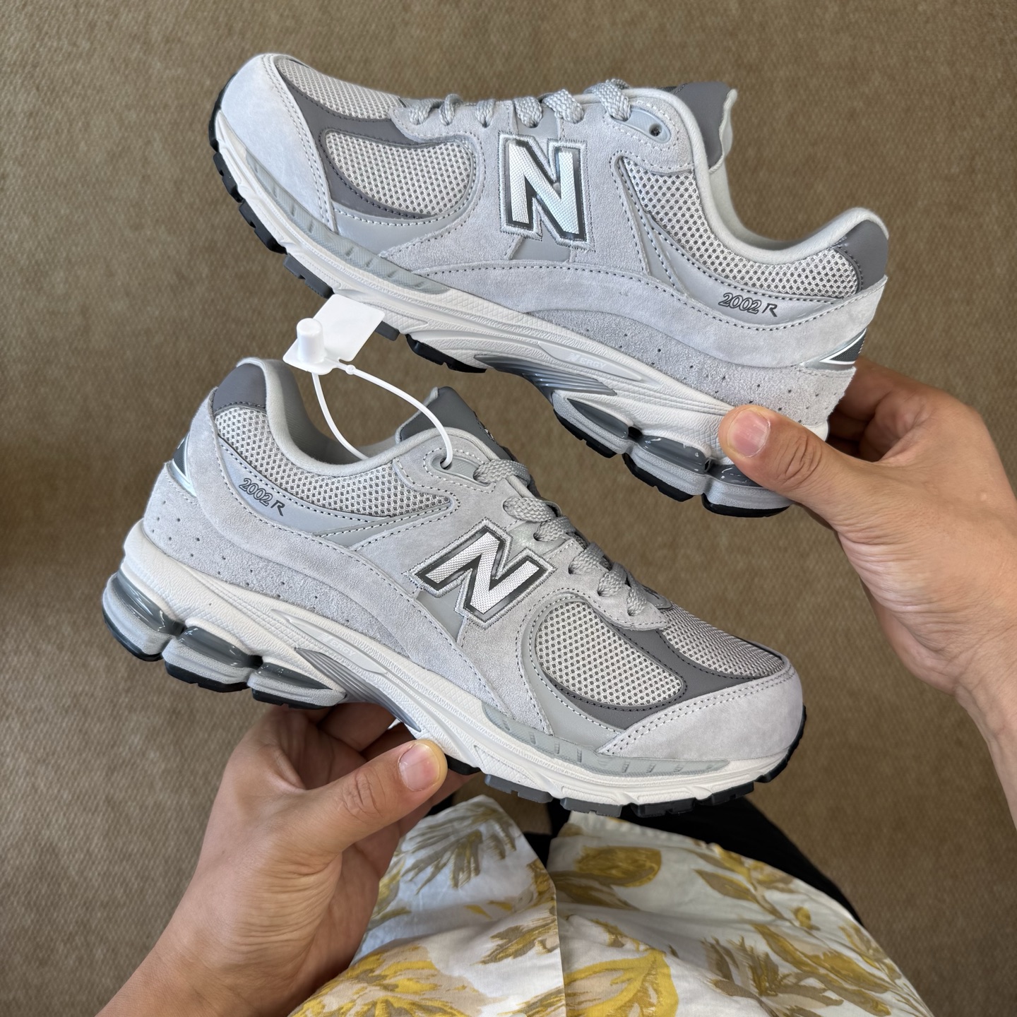  
C版新百伦！nb2002R 第11色：云雾灰
全新生产线，全新鞋楦材料，品质更上一层楼！
纯原大厂出