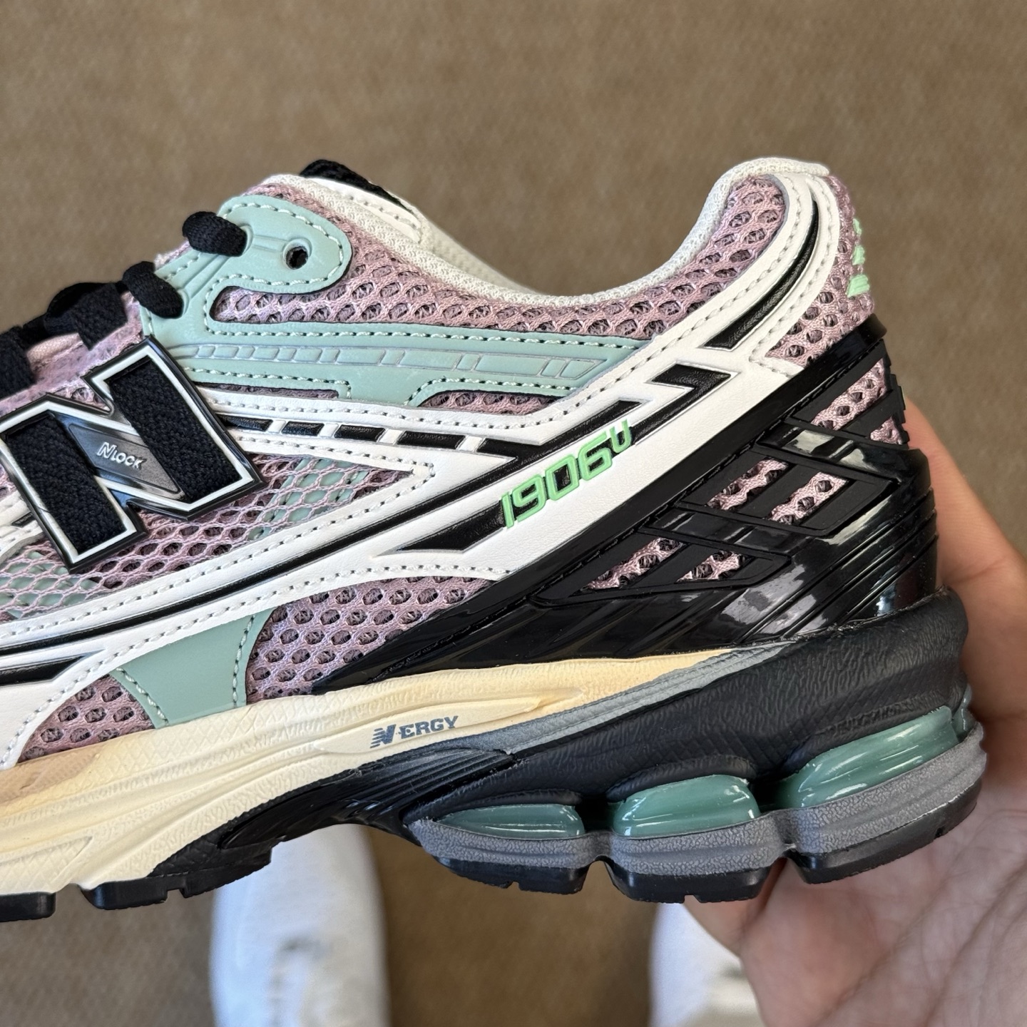  
C版新百伦！nb1906 第95色 粉黑色
纯原大厂出品，品质优价格合理，降维打击‼️
尺码36-4