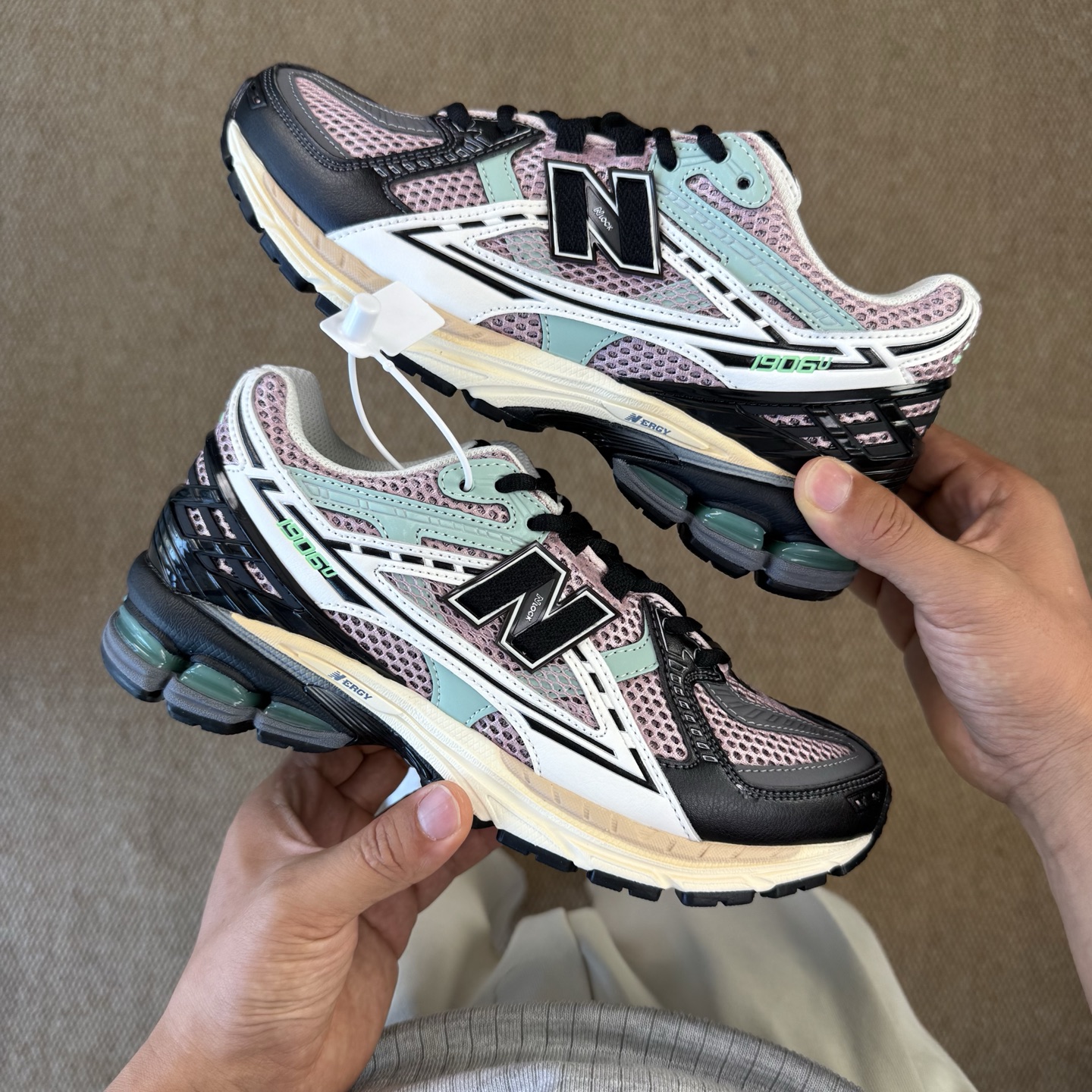  
C版新百伦！nb1906 第95色 粉黑色
纯原大厂出品，品质优价格合理，降维打击‼️
尺码36-4