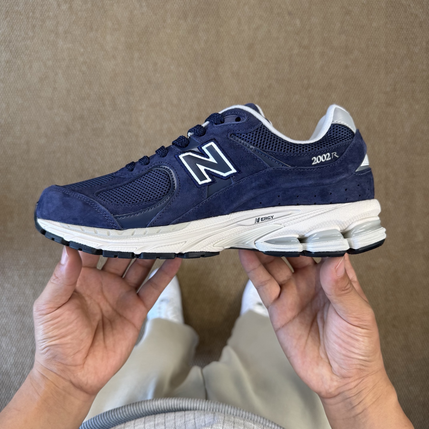  
C版新百伦！nb2002R 第14色：海军蓝
全新生产线，全新鞋楦材料，品质更上一层楼！
纯原大厂出