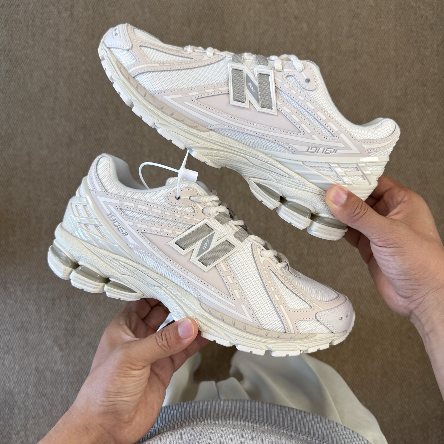 
C版新百伦！nb1906 第96色 浅米色
纯原大厂出品，品质优价格合理，降维打击‼️
尺码36-46