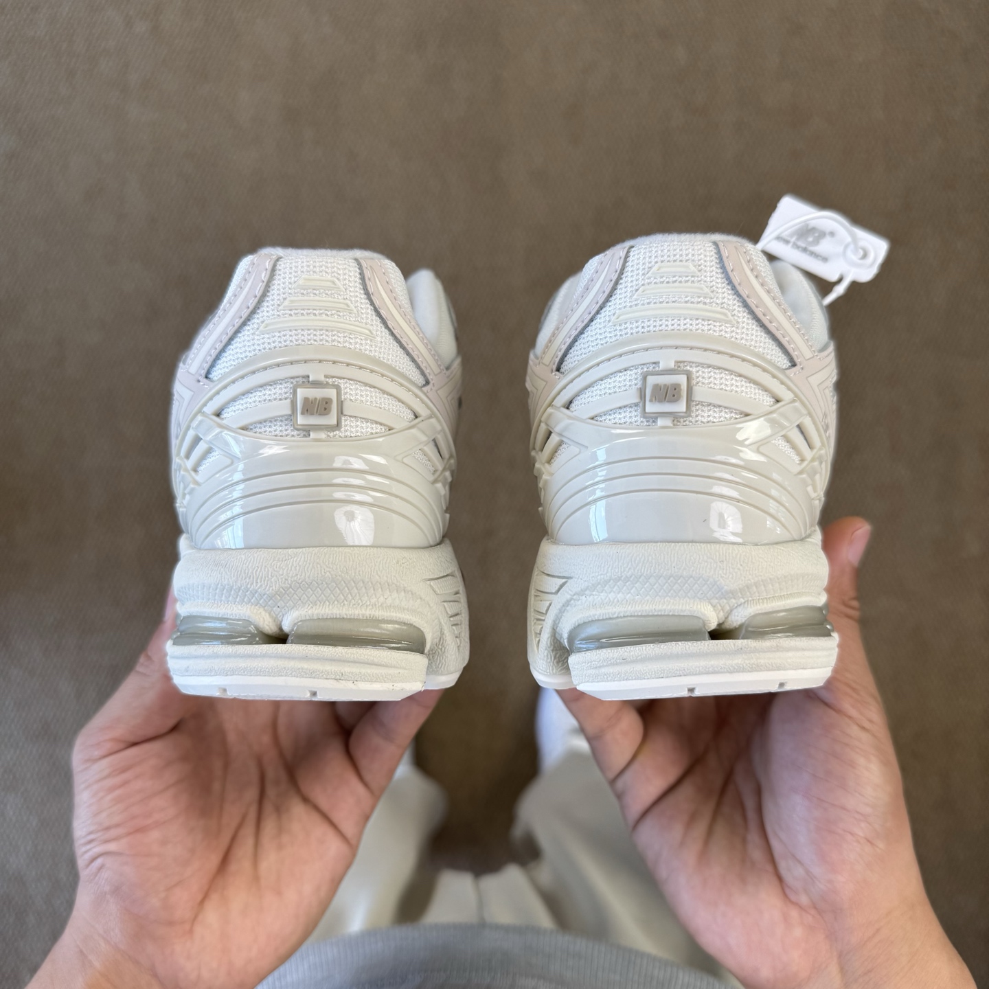 
C版新百伦！nb1906 第96色 浅米色
纯原大厂出品，品质优价格合理，降维打击‼️
尺码36-46